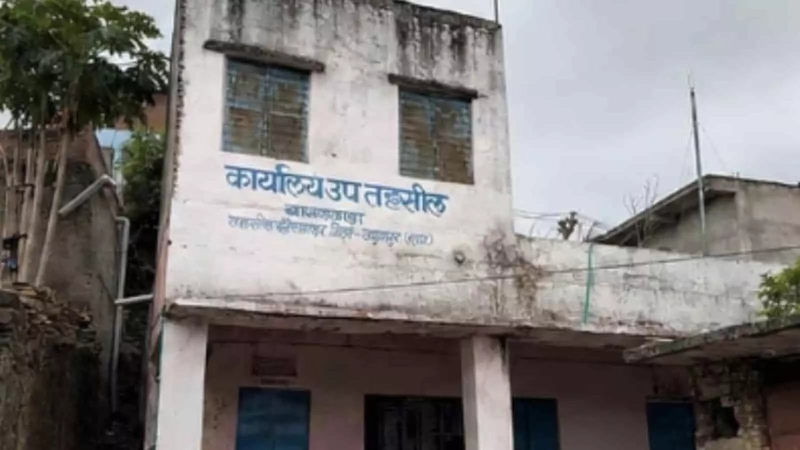 तस्वीर में बावलवाड़ा उपतहसील कार्यालय का दो मंजिला पुराना स्कूल भवन दिखाई दे रहा है। तस्वीर में बावलवाड़ा उपतहसील कार्यालय का दो मंजिला पुराना स्कूल भवन दिखाई दे रहा है।