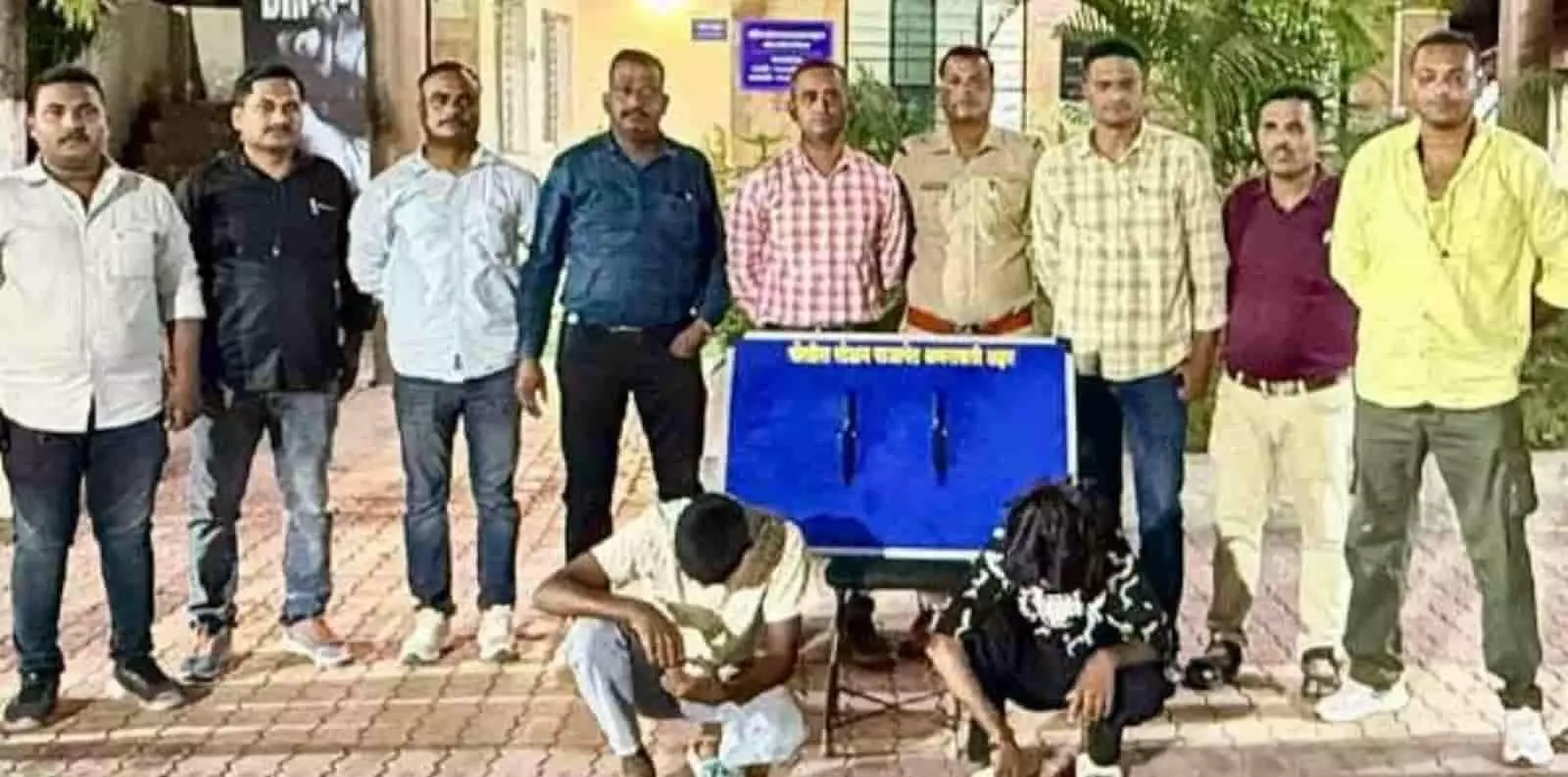 तस्वीर में अमरावती के राजापेठ पुलिस स्टेशन के बाहर पुलिसकर्मियों के साथ खड़े आरोपी दिख रहे हैं। तस्वीर में अमरावती के राजापेठ पुलिस स्टेशन के बाहर पुलिसकर्मियों के साथ खड़े आरोपी दिख रहे हैं।