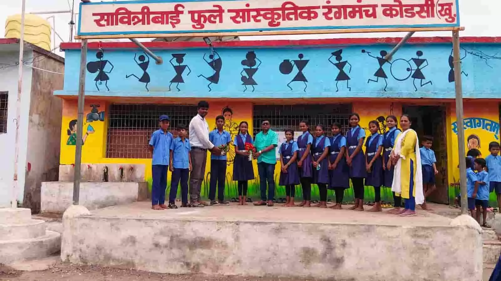 तस्वीर में सावित्रीबाई फुले सांस्कृतिक रंगमंच पर खड़े शिक्षक और स्कूली छात्र-छात्राएं स्कूल मंत्रिमंडल चुनाव के उपलक्ष्य में दिख रहे हैं। तस्वीर में सावित्रीबाई फुले सांस्कृतिक रंगमंच पर खड़े शिक्षक और स्कूली छात्र-छात्राएं स्कूल मंत्रिमंडल चुनाव के उपलक्ष्य में दिख रहे हैं।