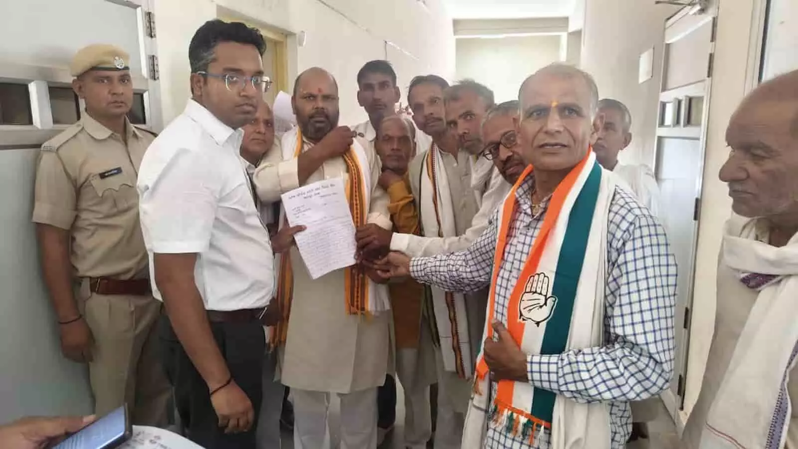 डीग में ज्ञापन सौंपते ब्लॉक कांग्रेस कमेटी के कार्यकर्ता और जिला कलेक्टर। डीग में ज्ञापन सौंपते ब्लॉक कांग्रेस कमेटी के कार्यकर्ता और जिला कलेक्टर।