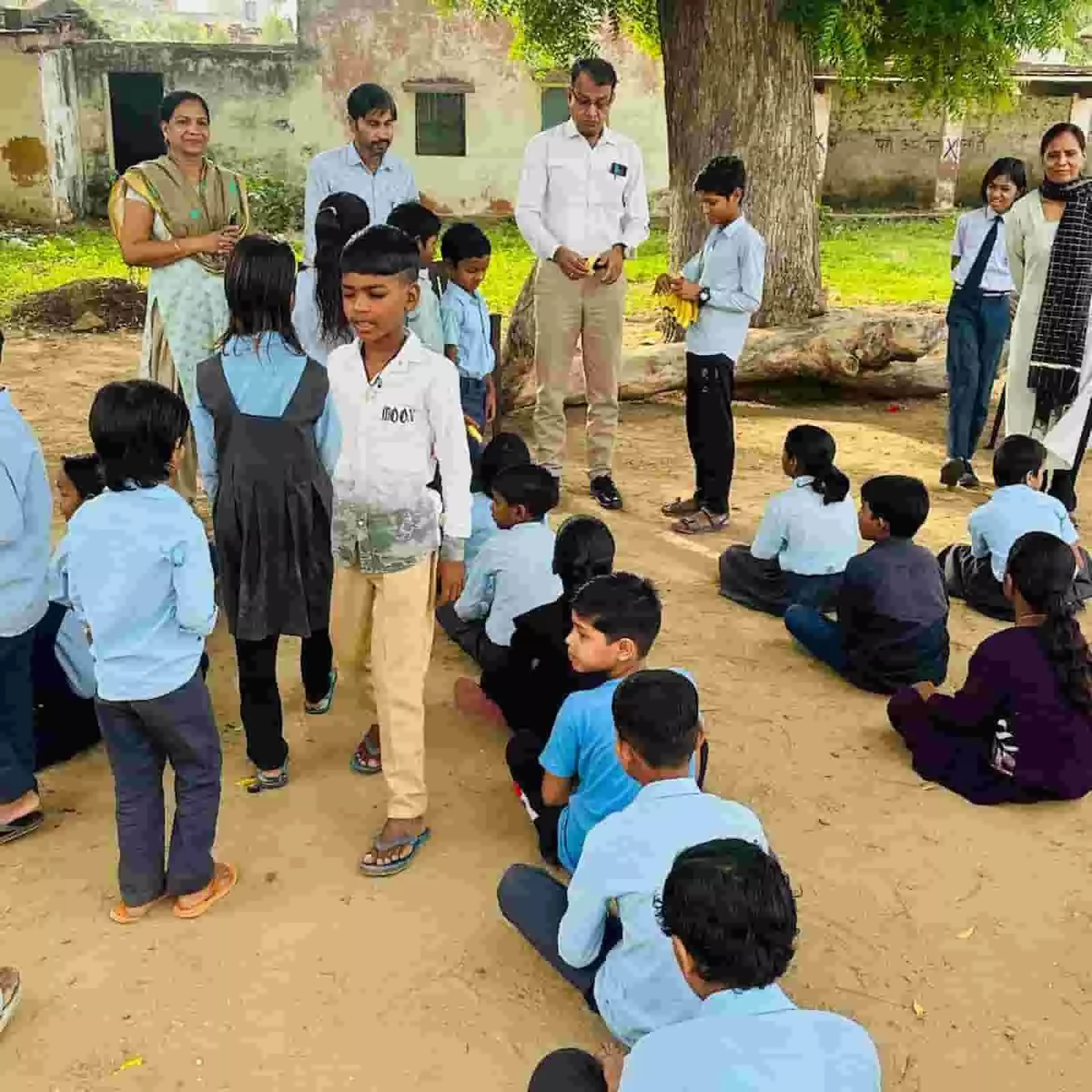 तस्वीर में विद्यालय परिसर में स्कूली बच्चों और स्टाफ के बीच निरीक्षण करते डीईओ देवीलाल मीणा दिख रहे हैं। तस्वीर में विद्यालय परिसर में स्कूली बच्चों और स्टाफ के बीच निरीक्षण करते डीईओ देवीलाल मीणा दिख रहे हैं।