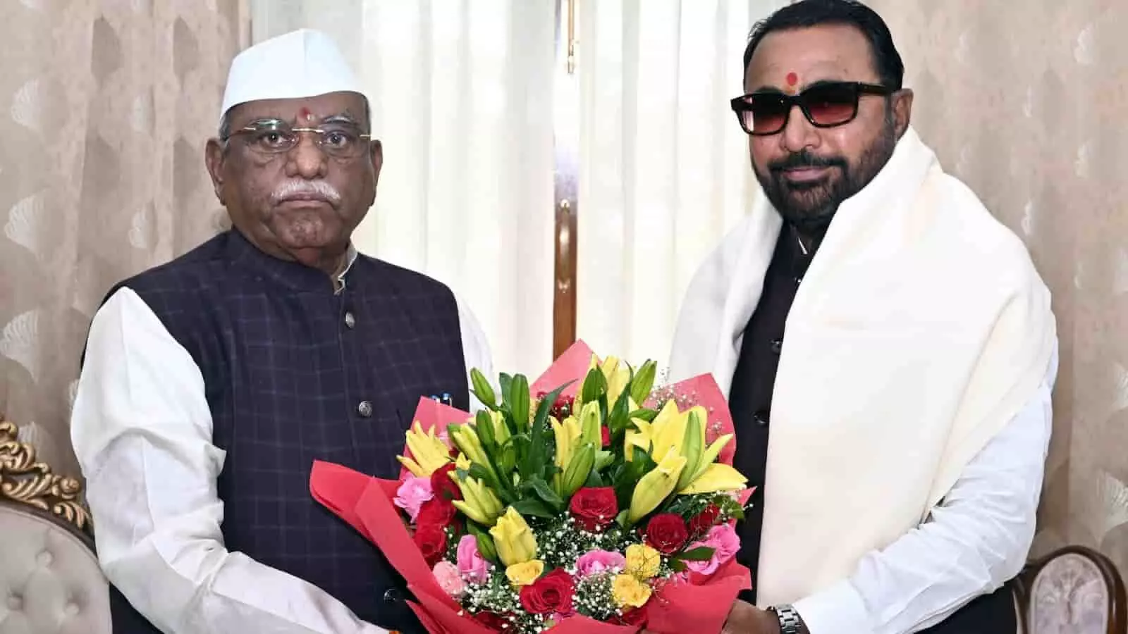 राज्यपाल हरिभाऊ बागडे को फूलों का गुलदस्ता देते केंद्रीय मंत्री प्रताप राव जाधव। राज्यपाल हरिभाऊ बागडे को फूलों का गुलदस्ता देते केंद्रीय मंत्री प्रताप राव जाधव।