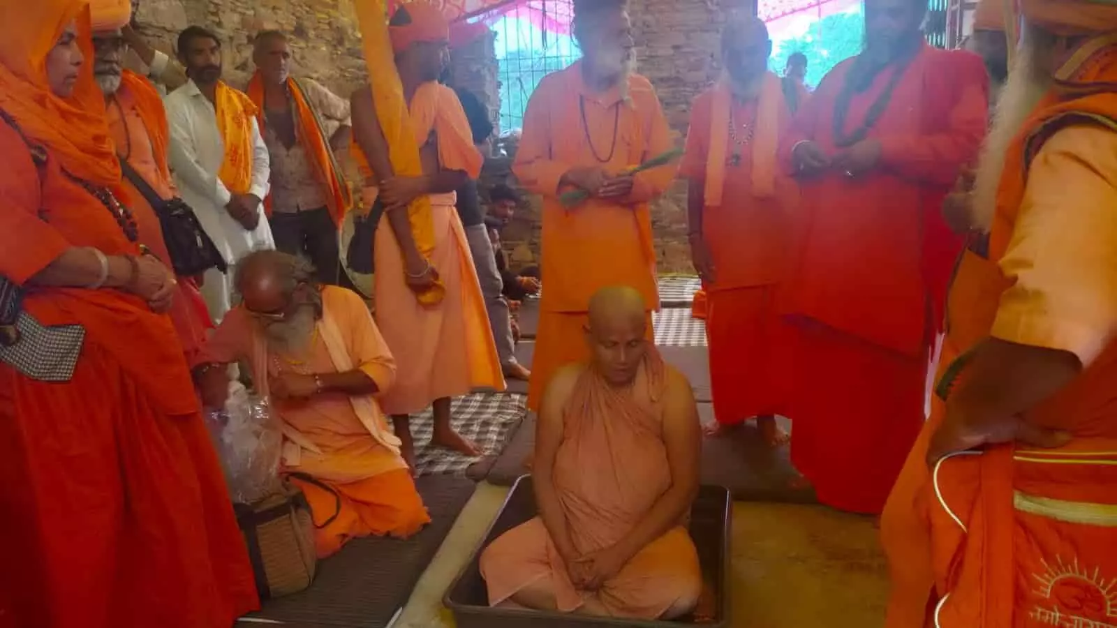 हल्दीघाटी साधना आश्रम में संतों के सानिध्य में संन्यास दीक्षा लेती हुईं प्रीति बक्शी। हल्दीघाटी साधना आश्रम में संतों के सानिध्य में संन्यास दीक्षा लेती हुईं प्रीति बक्शी।