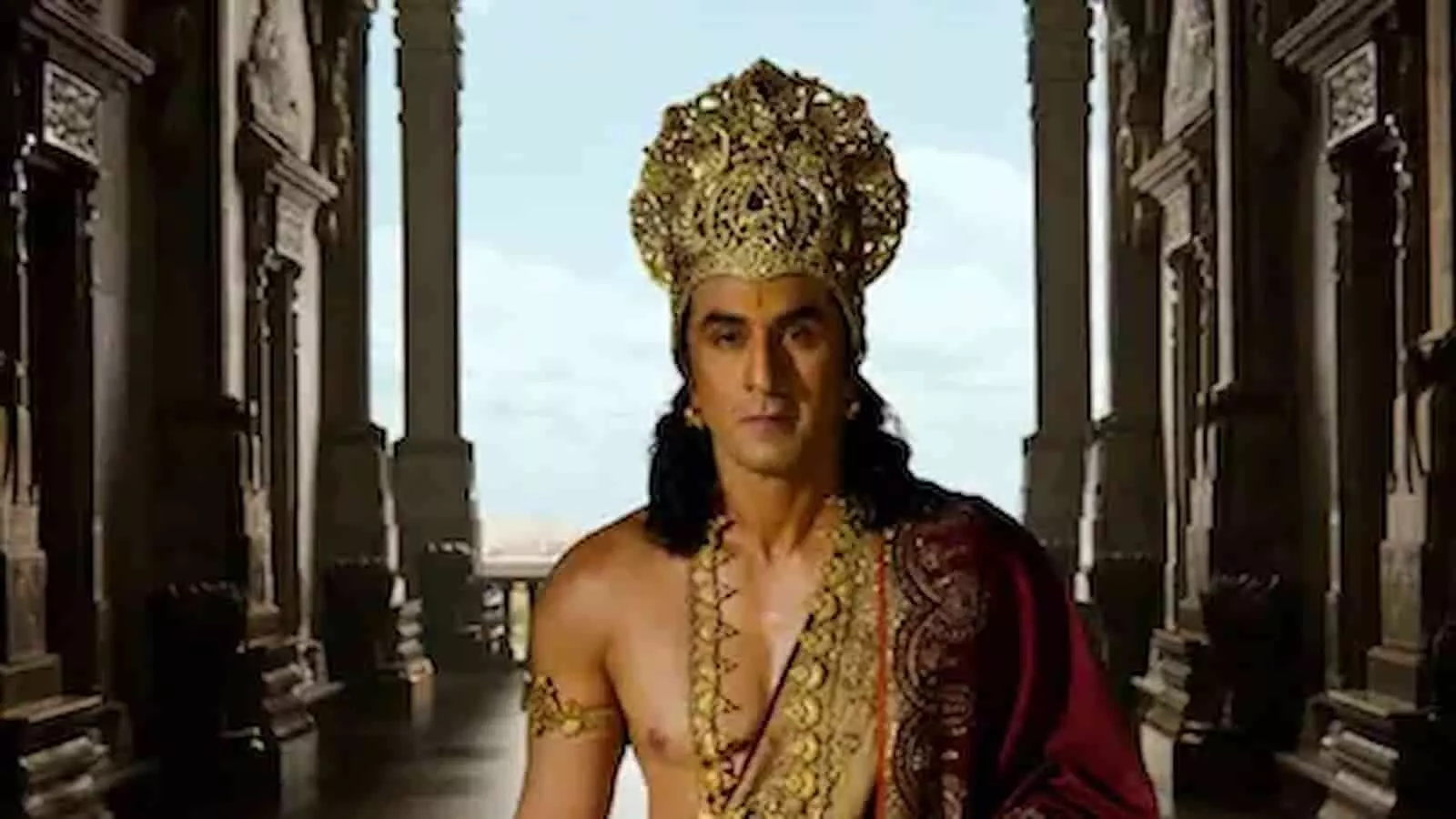 भगवान राम की वेशभूषा पहने हुए अभिनेता रणबीर कपूर तस्वीर में दिख रहे हैं।
