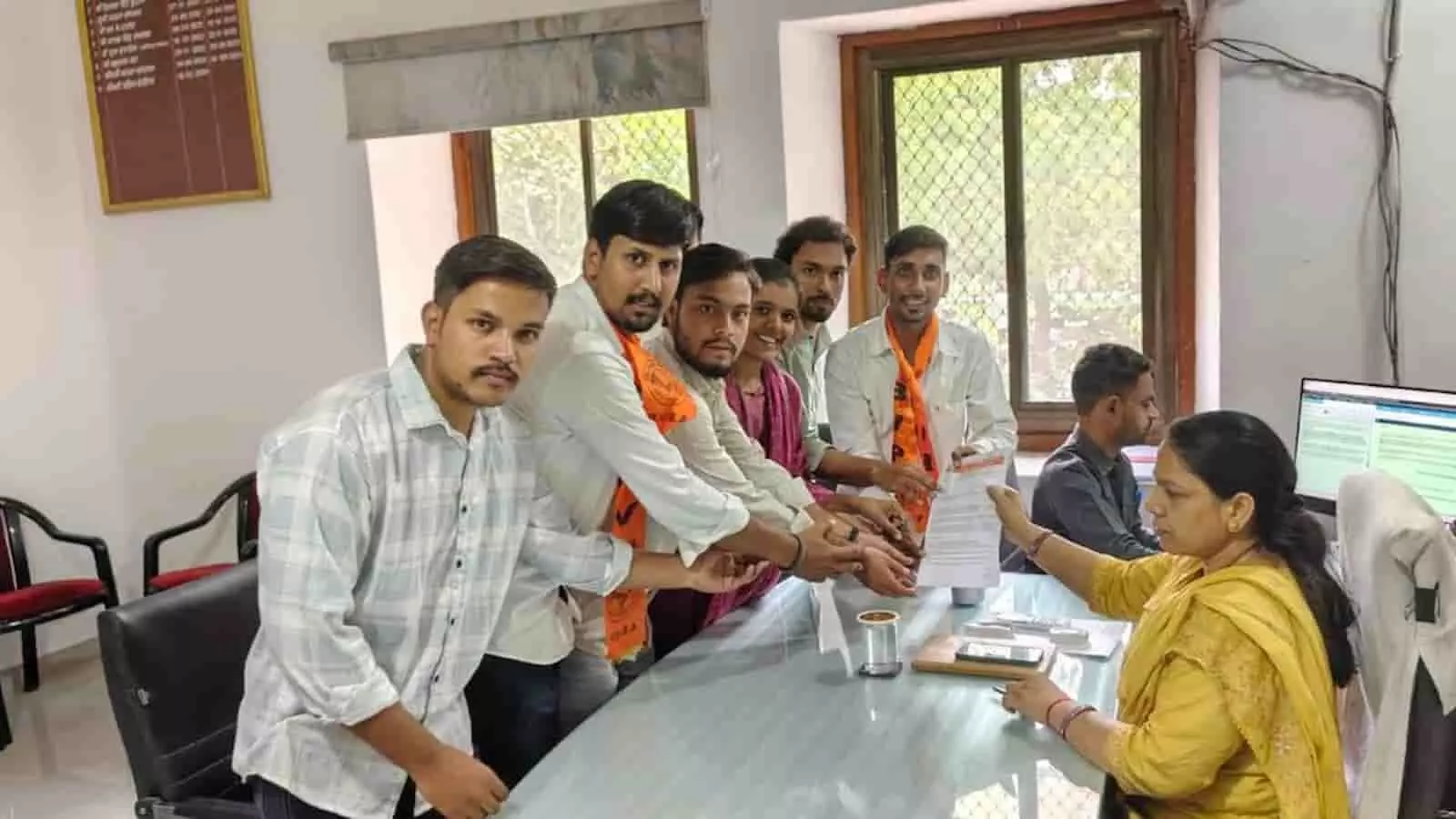 भीलवाड़ा कार्यालय में एबीवीपी कार्यकर्ता एडीएम सिटी को सुरक्षा मानकों के संदर्भ में ज्ञापन सौंपते हुए। भीलवाड़ा कार्यालय में एबीवीपी कार्यकर्ता एडीएम सिटी को सुरक्षा मानकों के संदर्भ में ज्ञापन सौंपते हुए।