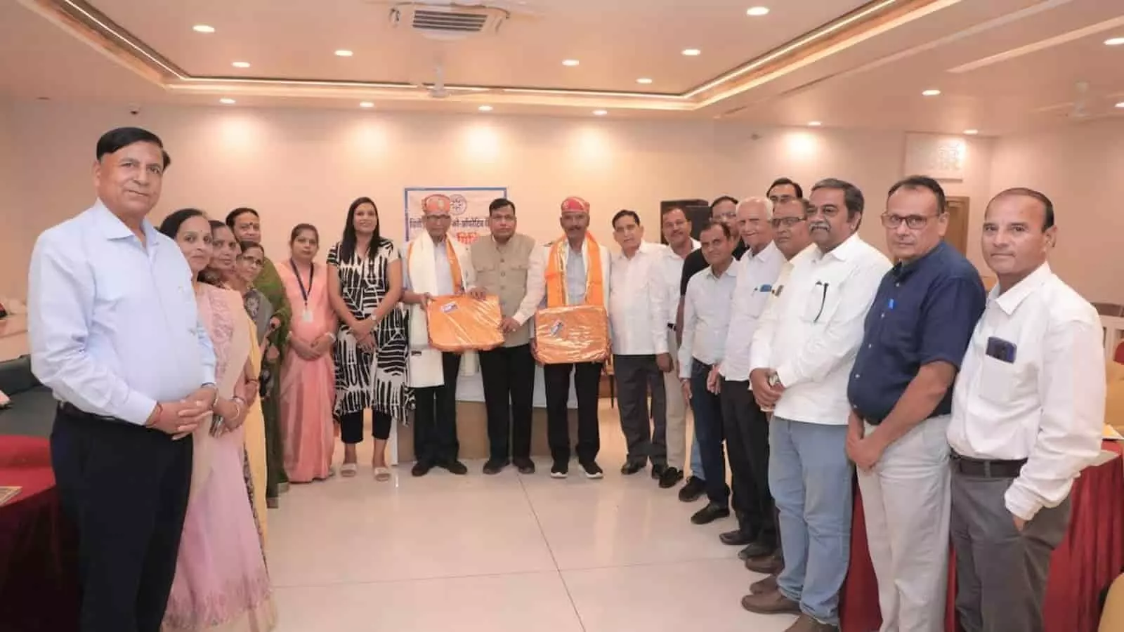 तस्वीर में चित्तौड़गढ़ अर्बन कोऑपरेटिव बैंक के पदाधिकारी और स्टाफ हॉल में खड़े हैं। तस्वीर में चित्तौड़गढ़ अर्बन कोऑपरेटिव बैंक के पदाधिकारी और स्टाफ हॉल में खड़े हैं।