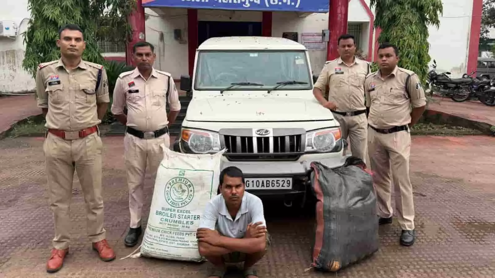 पुलिस थाना परिसर में खड़े पुलिस अधिकारी, बैठा आरोपी, जब्त गांजा की बोरियां और बोलेरो गाड़ी। पुलिस थाना परिसर में खड़े पुलिस अधिकारी, बैठा आरोपी, जब्त गांजा की बोरियां और बोलेरो गाड़ी।