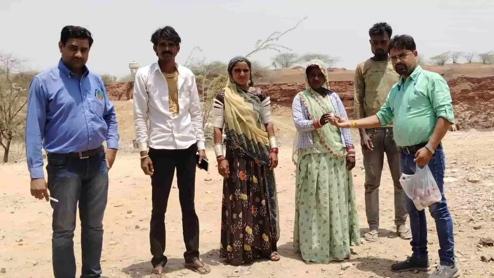 तस्वीर में स्वास्थ्य कर्मी और ग्रामीण खुले मैदान में खड़े होकर जांच सामग्री साझा कर रहे हैं। तस्वीर में स्वास्थ्य कर्मी और ग्रामीण खुले मैदान में खड़े होकर जांच सामग्री साझा कर रहे हैं।