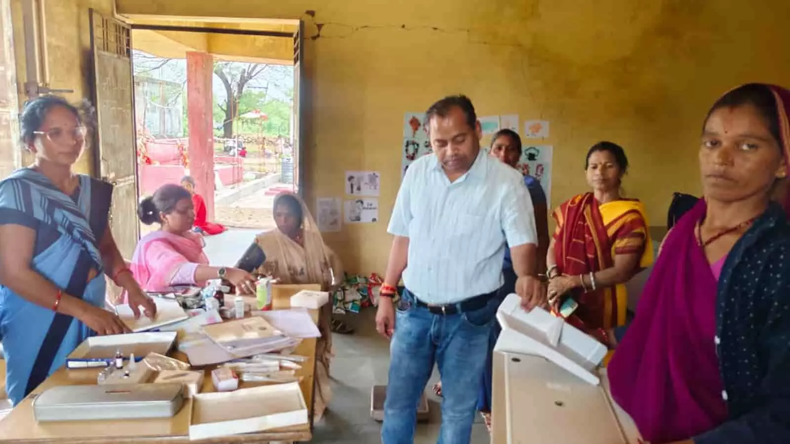 स्वास्थ्य केंद्र पर गर्भवती महिलाओं की जांच का निरीक्षण करते स्वास्थ्य अधिकारी। स्वास्थ्य केंद्र पर गर्भवती महिलाओं की जांच का निरीक्षण करते स्वास्थ्य अधिकारी।