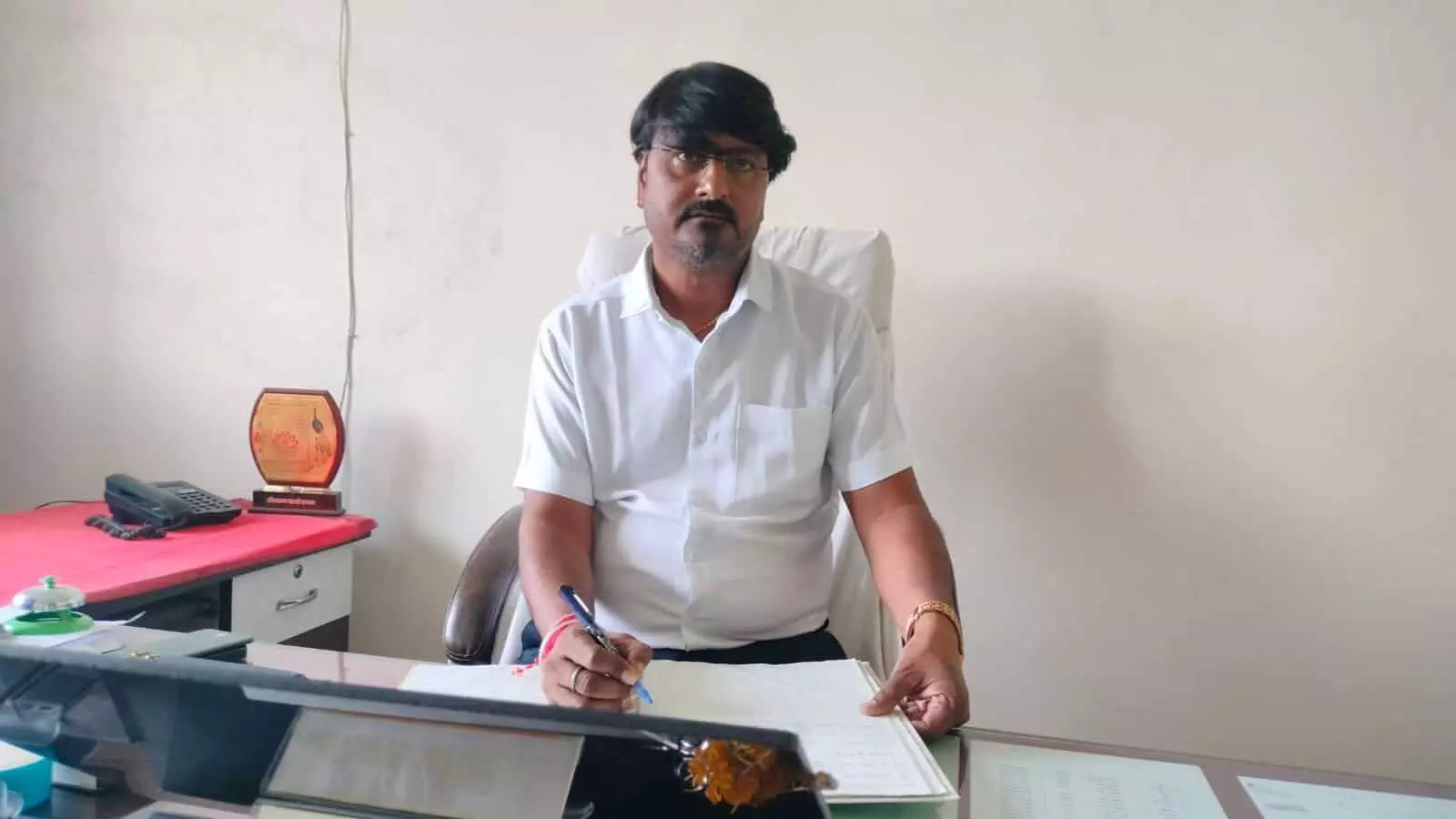 दलोट पंचायत समिति में कुर्सी पर बैठे विकास अधिकारी रामनारायण कुमावत कागजों पर हस्ताक्षर कर रहे हैं। दलोट पंचायत समिति में कुर्सी पर बैठे विकास अधिकारी रामनारायण कुमावत कागजों पर हस्ताक्षर कर रहे हैं।