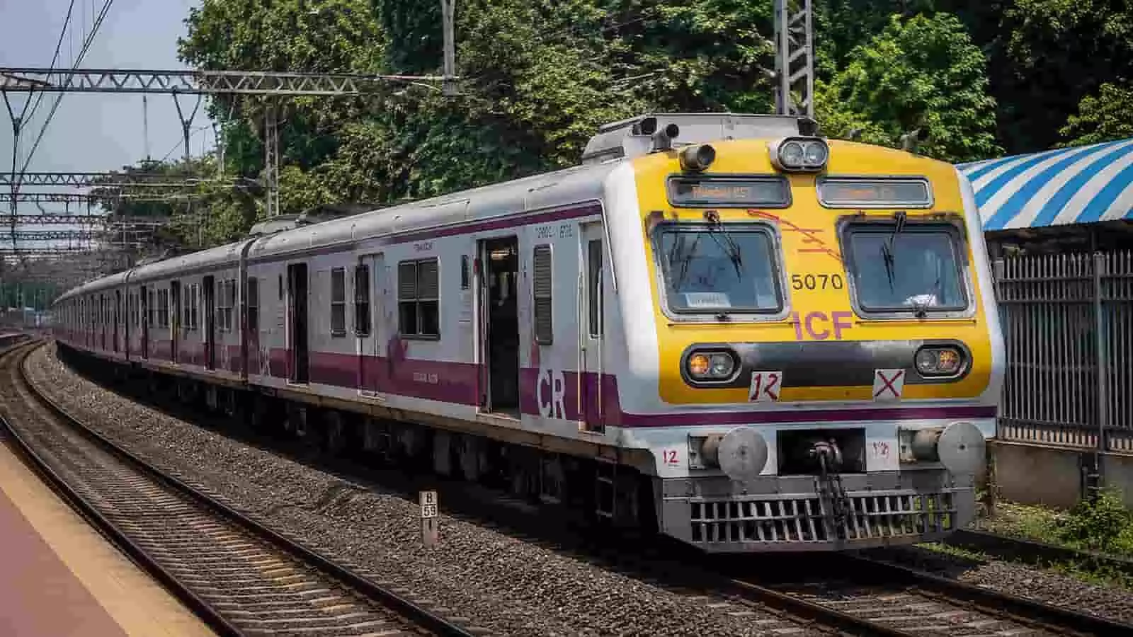 सेंट्रल रेलवे की लोकल ट्रेन करजत-लोनावला के रेल ट्रैक पर दौड़ती हुई दिख रही है। सेंट्रल रेलवे की लोकल ट्रेन करजत-लोनावला के रेल ट्रैक पर दौड़ती हुई दिख रही है।