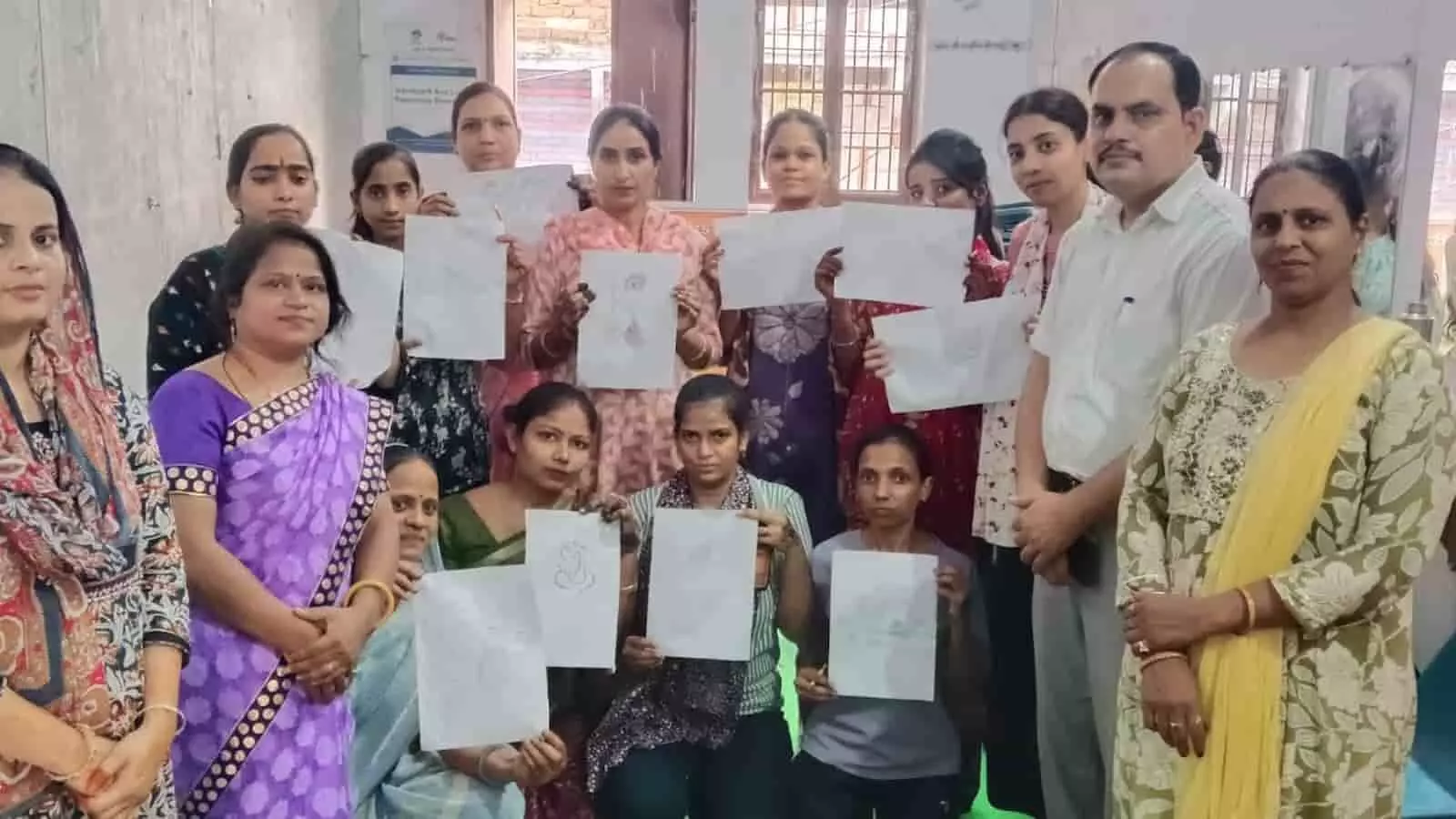 तस्वीर में कौशल विकास केंद्र के कमरे के अंदर प्रशिक्षार्थी और अधिकारी समूह में खड़े दिख रहे हैं। तस्वीर में कौशल विकास केंद्र के कमरे के अंदर प्रशिक्षार्थी और अधिकारी समूह में खड़े दिख रहे हैं।