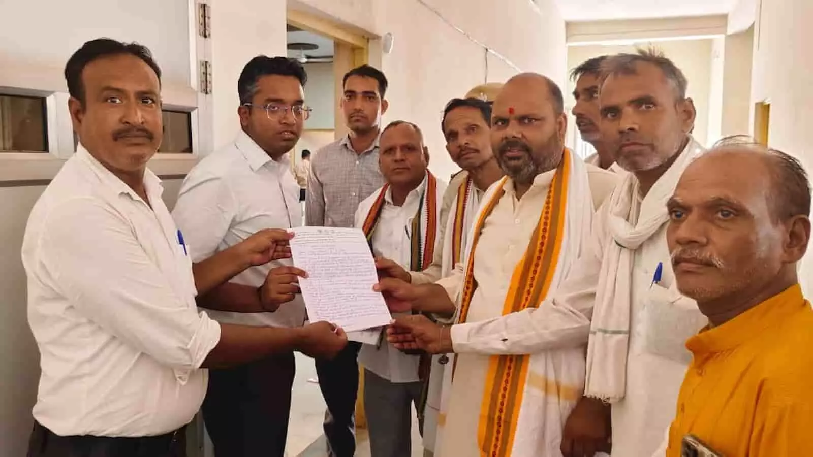 तस्वीर में डीग में कलेक्टर मयक मनीष को ज्ञापन सौंपते एडवोकेट अशोक शर्मा और कांग्रेस कार्यकर्ता दिख रहे हैं। तस्वीर में डीग में कलेक्टर मयक मनीष को ज्ञापन सौंपते एडवोकेट अशोक शर्मा और कांग्रेस कार्यकर्ता दिख रहे हैं।