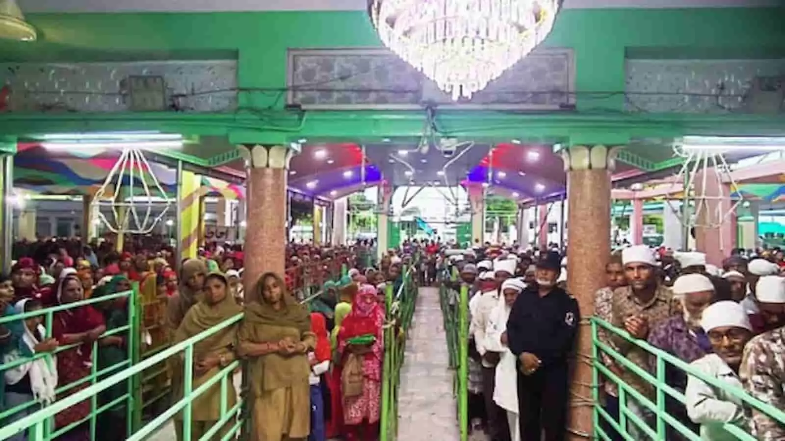 दरगाह परिसर में दर्शन के लिए कतार में खड़े श्रद्धालु दिख रहे हैं। दरगाह परिसर में दर्शन के लिए कतार में खड़े श्रद्धालु दिख रहे हैं।