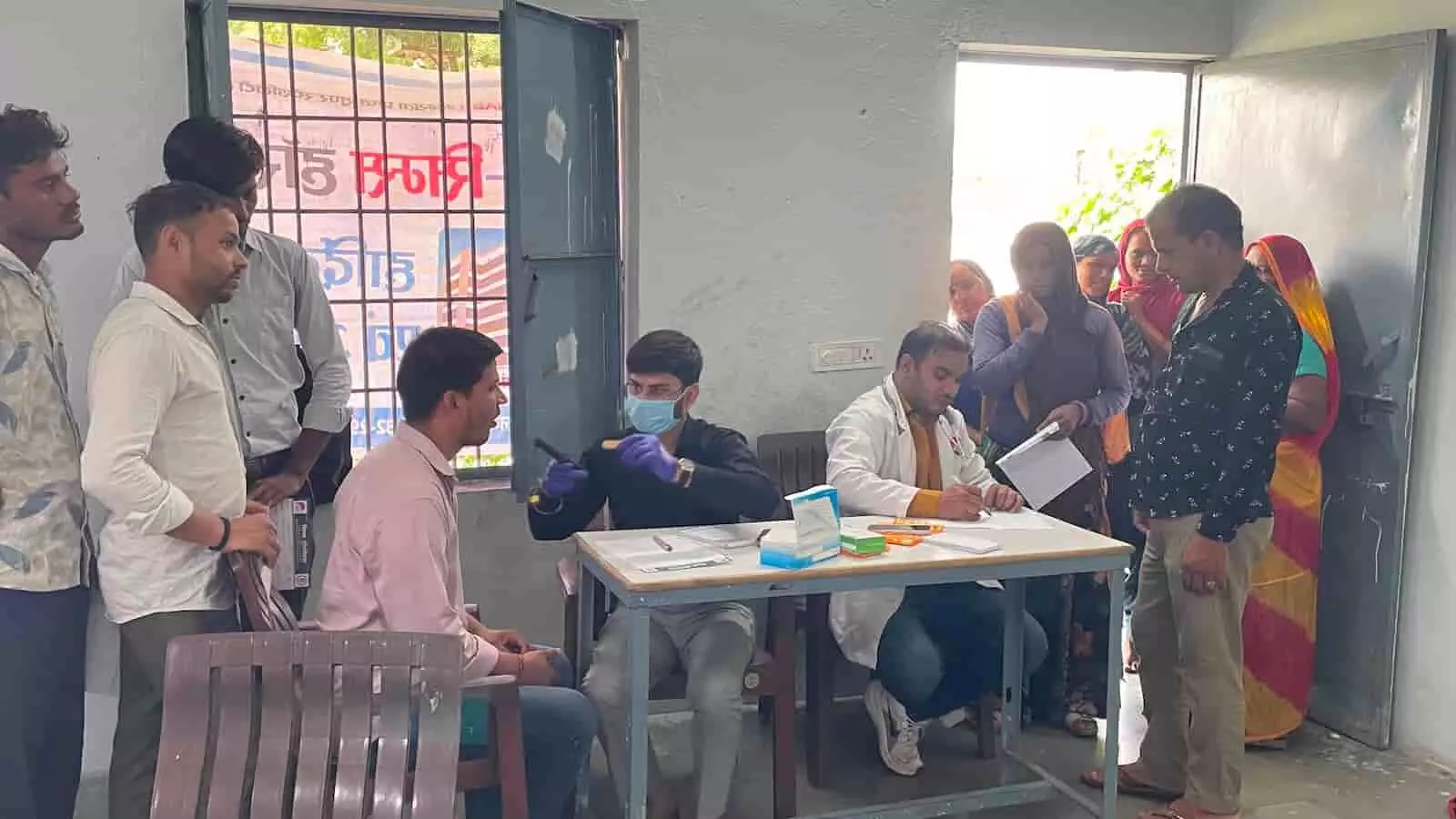 भीलवाड़ा के डॉक्टर हमीरगढ़ स्थित कंपनी में श्रमिकों की निशुल्क स्वास्थ्य जांच कर रहे हैं। भीलवाड़ा के डॉक्टर हमीरगढ़ स्थित कंपनी में श्रमिकों की निशुल्क स्वास्थ्य जांच कर रहे हैं।