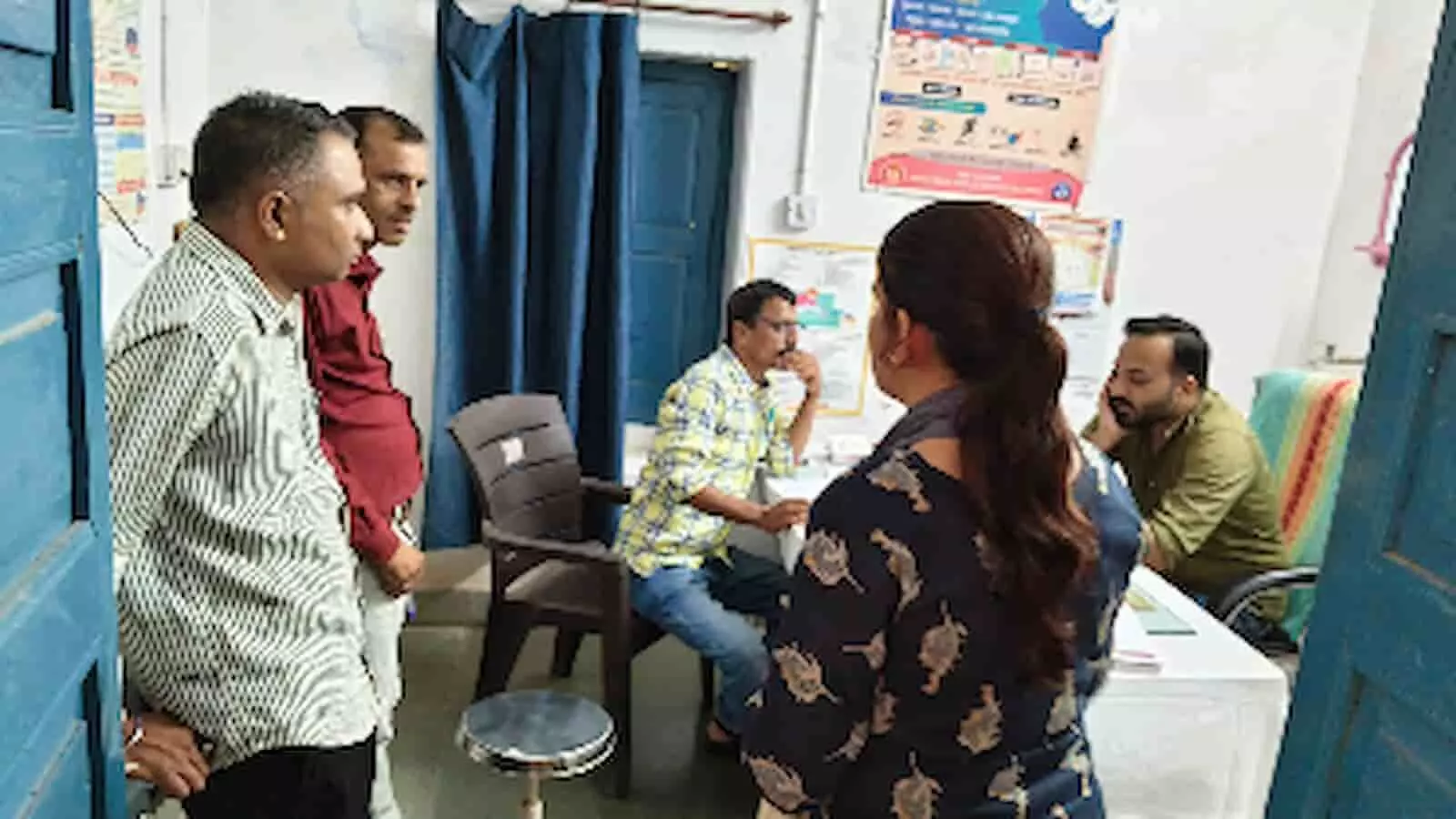 स्वास्थ्य केंद्र पर निरीक्षण करते स्वास्थ्य अधिकारी और उपस्थित चिकित्सा कर्मी। स्वास्थ्य केंद्र पर निरीक्षण करते स्वास्थ्य अधिकारी और उपस्थित चिकित्सा कर्मी।