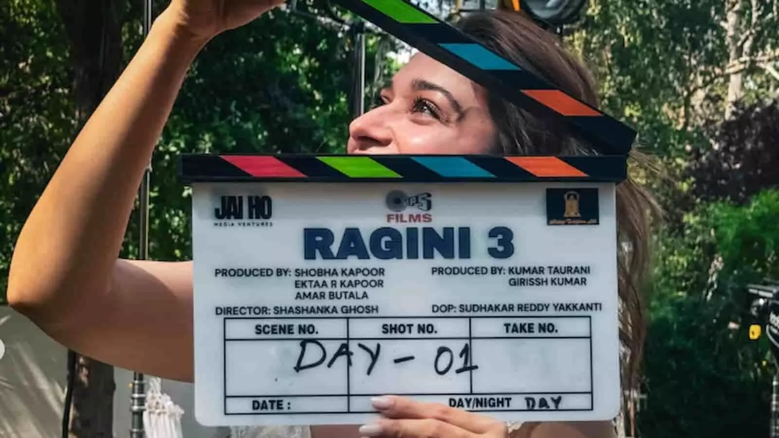 अभिनेत्री तमन्ना भाटिया लंदन में फिल्म रागिनी 3 का क्लैपबोर्ड पकड़े हुए दिख रही हैं। अभिनेत्री तमन्ना भाटिया लंदन में फिल्म रागिनी 3 का क्लैपबोर्ड पकड़े हुए दिख रही हैं।