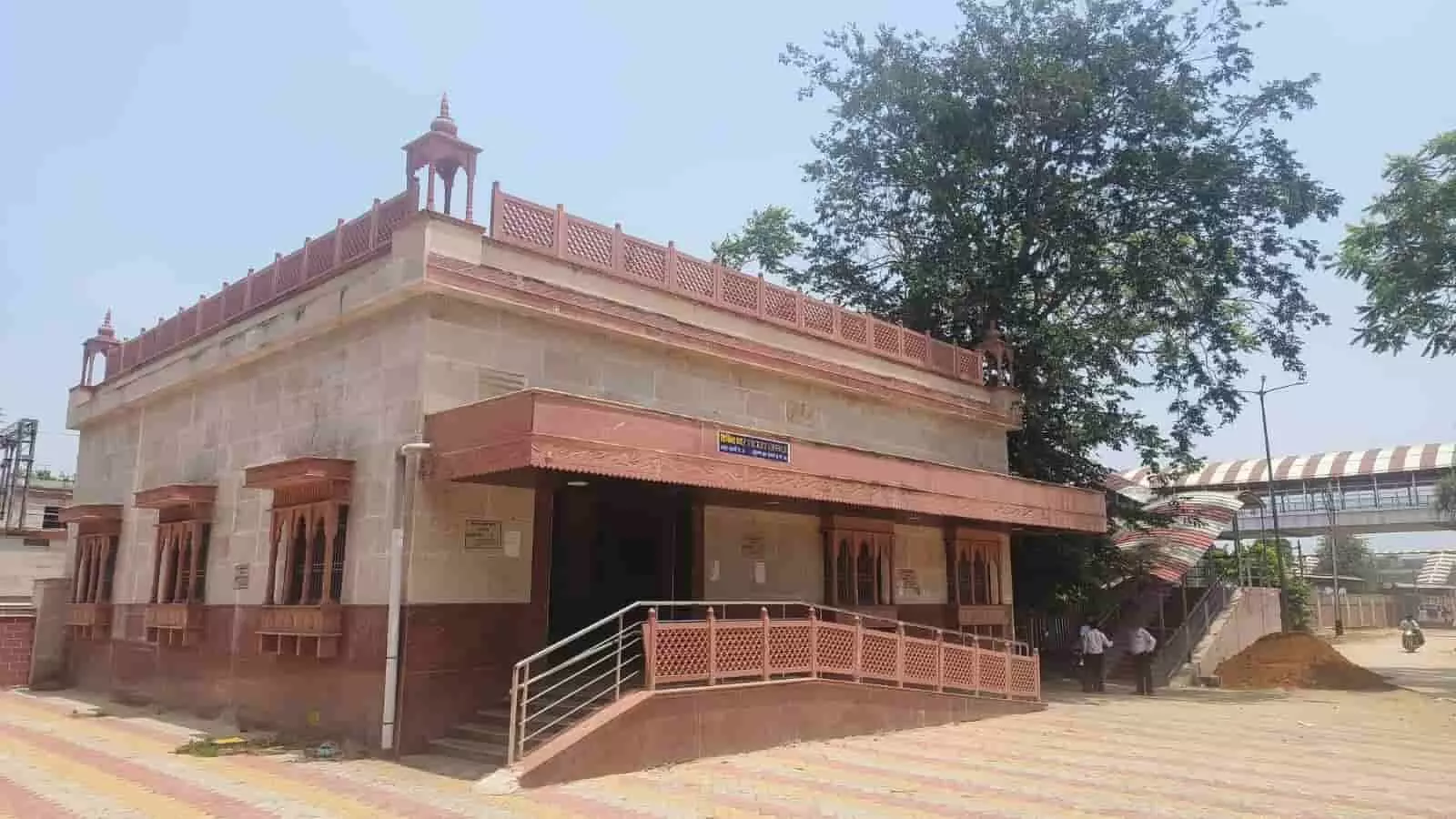 गंगापुर सिटी जंक्शन पर प्लेटफॉर्म-3 की ओर शुरू हुआ नया अनारक्षित टिकट काउंटर, यात्रियों को मिलेगी बड़ी राहत