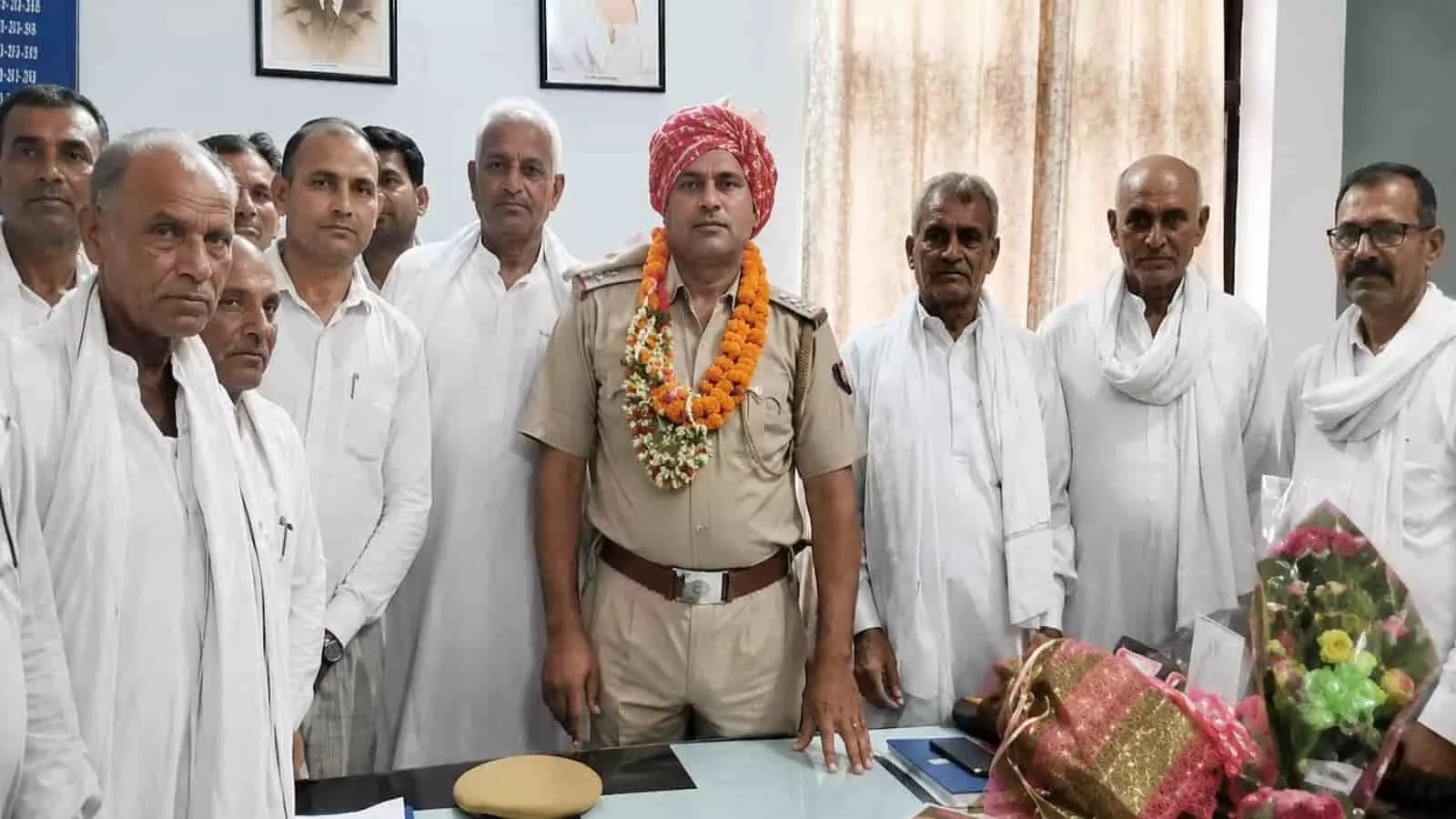 थाना अधिकारी भोजराज के साथ ग्रामीण और जनप्रतिनिधि पुलिस थाने में बैठक कर रहे हैं। थाना अधिकारी भोजराज के साथ ग्रामीण और जनप्रतिनिधि पुलिस थाने में बैठक कर रहे हैं।
