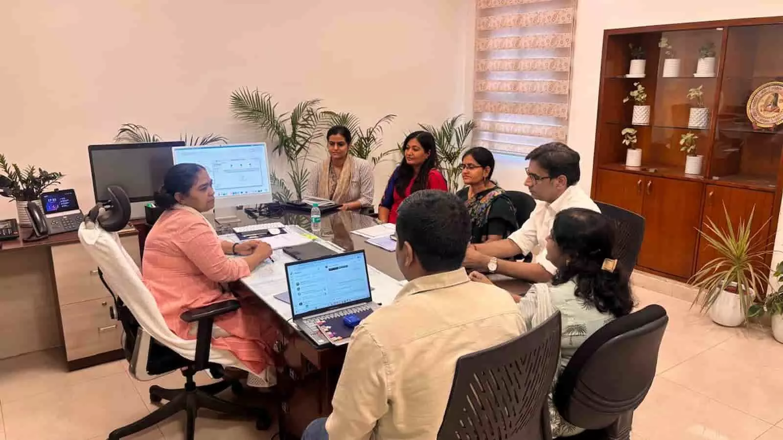 कार्यालय कक्ष में लैपटॉप के साथ बैठक करते अधिकारीगण पोषण अभियान की समीक्षा के दौरान। कार्यालय कक्ष में लैपटॉप के साथ बैठक करते अधिकारीगण पोषण अभियान की समीक्षा के दौरान।