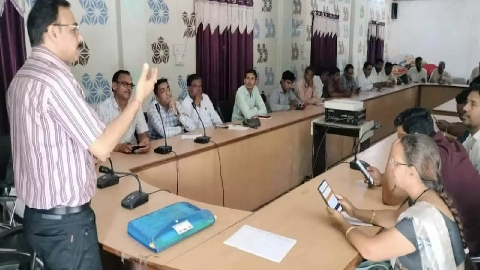 बारां में कार्यशाला के दौरान मोबाइल ऐप का उपयोग करते हुए प्रतिभागी और अधिकारी। बारां में कार्यशाला के दौरान मोबाइल ऐप का उपयोग करते हुए प्रतिभागी और अधिकारी।