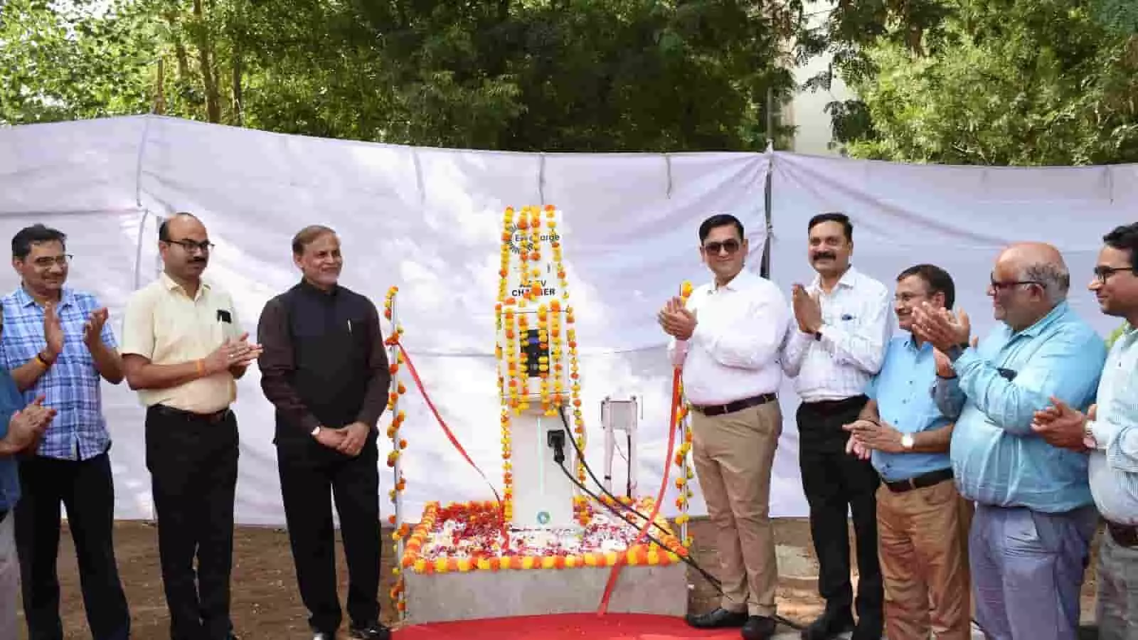राजस्थान केंद्रीय विश्वविद्यालय में उद्घाटन के दौरान नए इलेक्ट्रिक वाहन चार्जिंग स्टेशन के पास खड़े कुलपति। राजस्थान केंद्रीय विश्वविद्यालय में उद्घाटन के दौरान नए इलेक्ट्रिक वाहन चार्जिंग स्टेशन के पास खड़े कुलपति।