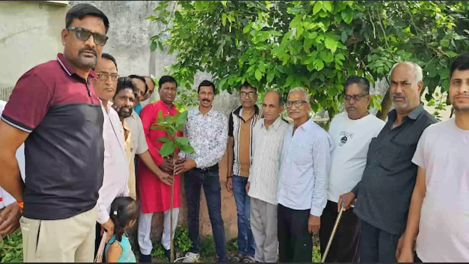 श्री देवनारायण मंदिर परिसर में पौधारोपण करते राजस्थान जन मंच के सदस्य और स्थानीय लोग। श्री देवनारायण मंदिर परिसर में पौधारोपण करते राजस्थान जन मंच के सदस्य और स्थानीय लोग।