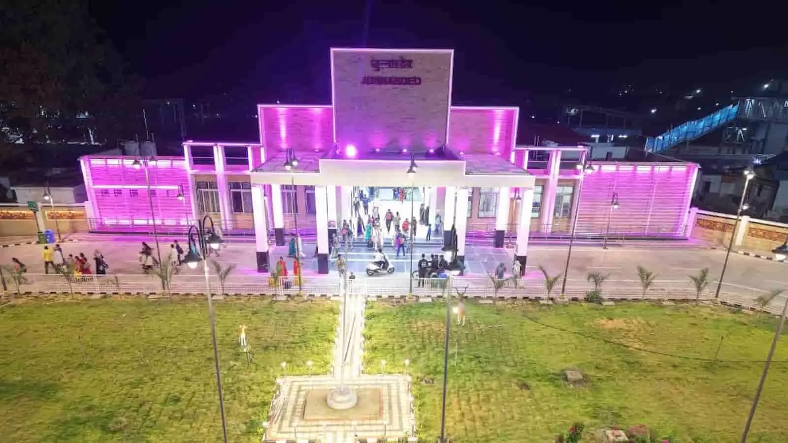रात में जगमगाता हुआ जन्नारदेव रेलवे स्टेशन का मुख्य भवन और प्रवेश द्वार। रात में जगमगाता हुआ जन्नारदेव रेलवे स्टेशन का मुख्य भवन और प्रवेश द्वार।