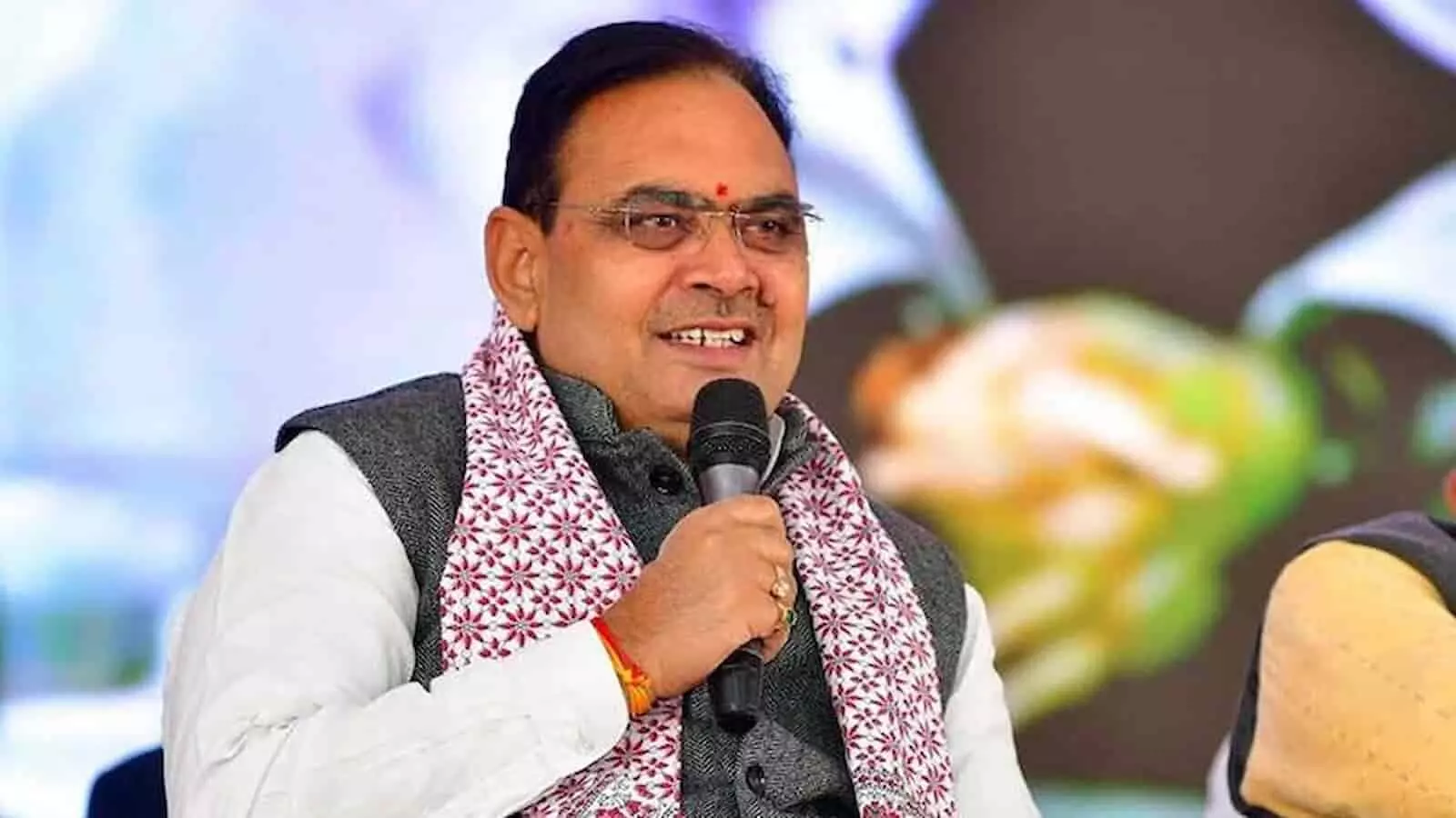 जयपुर सेवा शिविर में मुख्यमंत्री भजनलाल शर्मा लाभार्थी को सरकारी पट्टा सौंपते हुए। जयपुर सेवा शिविर में मुख्यमंत्री भजनलाल शर्मा लाभार्थी को सरकारी पट्टा सौंपते हुए।