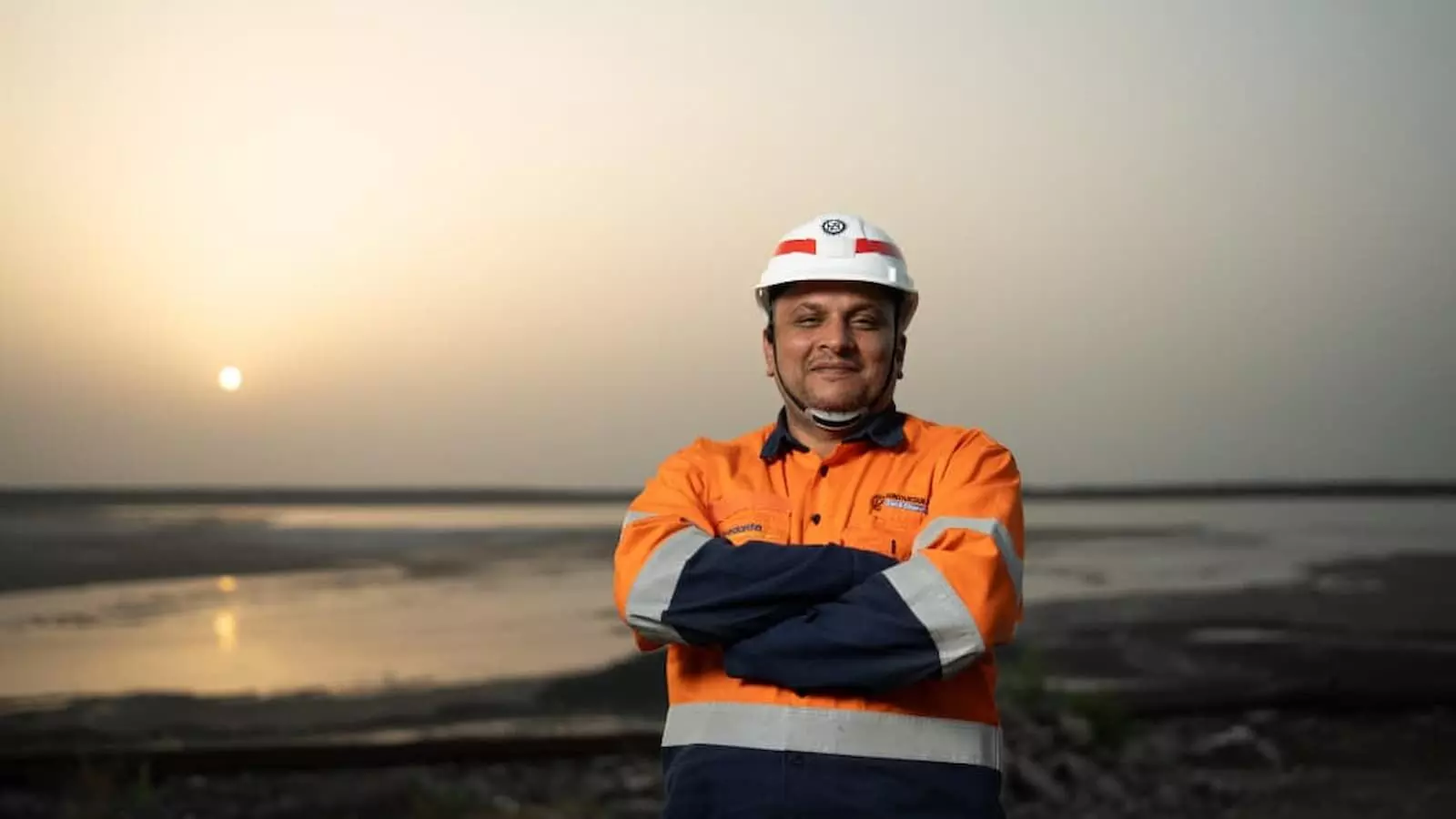 सुरक्षा हेलमेट पहने हिंदुस्तान जिंक के सीईओ संयंत्र क्षेत्र में खड़े हैं। सुरक्षा हेलमेट पहने हिंदुस्तान जिंक के सीईओ संयंत्र क्षेत्र में खड़े हैं।