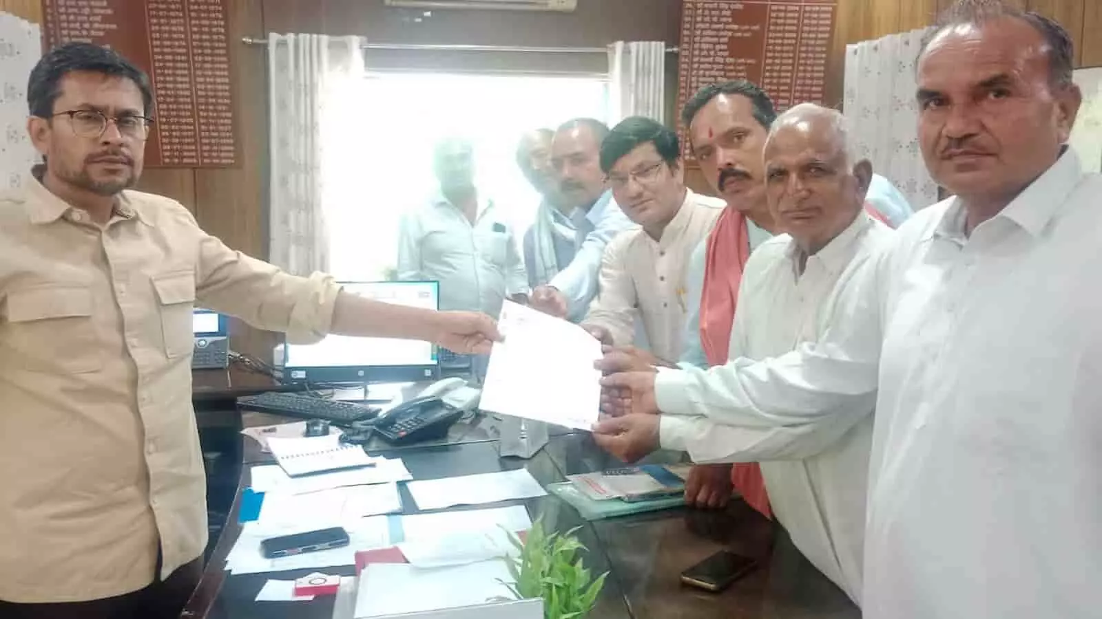 आबकारी आयुक्त को ज्ञापन देते अफीम उत्पादक किसान प्रतिनिधियों का एक समूह। आबकारी आयुक्त को ज्ञापन देते अफीम उत्पादक किसान प्रतिनिधियों का एक समूह।