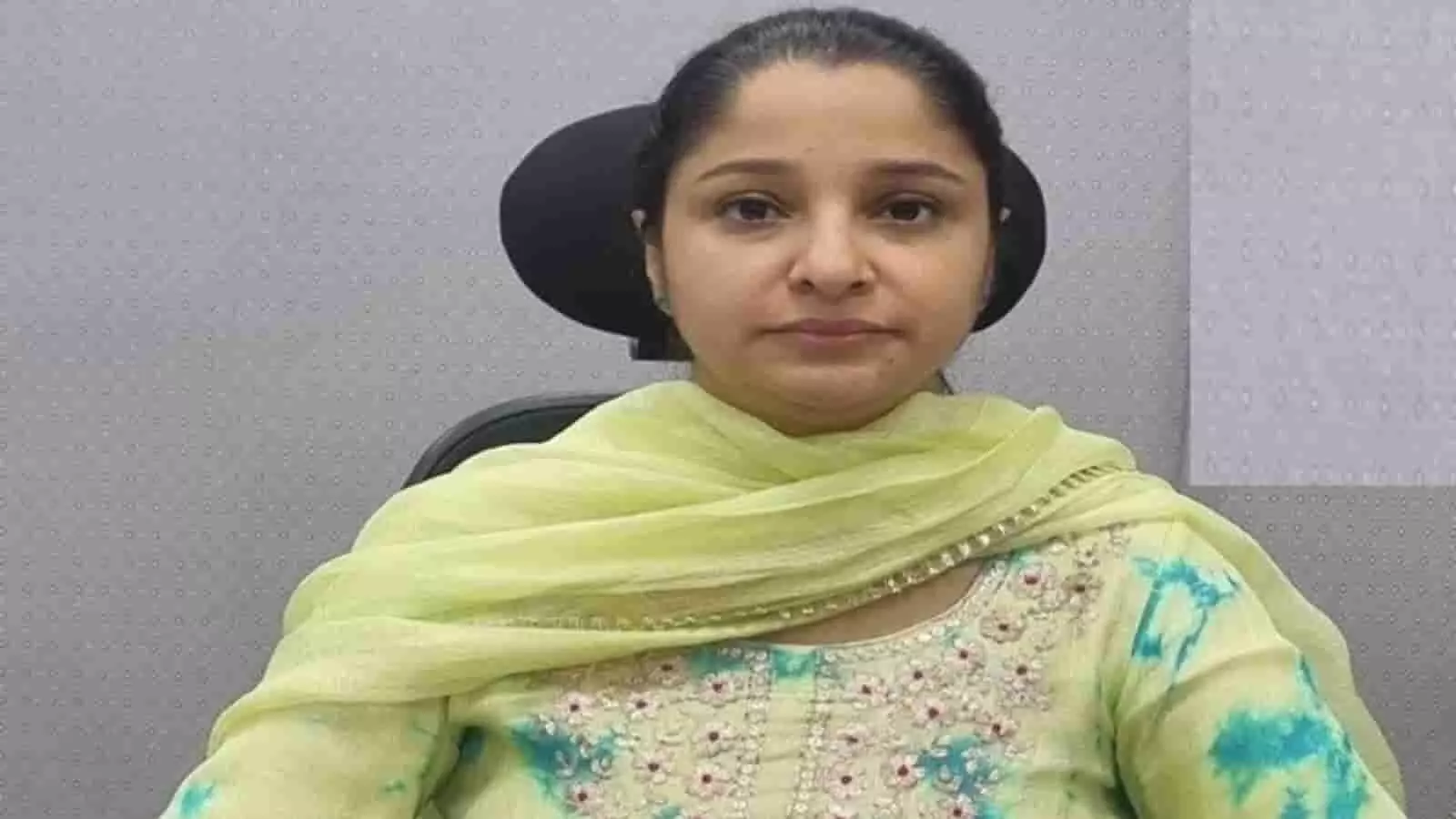कार्यालय में कुर्सी पर बैठीं राजस्थान की पर्यटन आयुक्त रुक्मणी रियाड़ की तस्वीर। कार्यालय में कुर्सी पर बैठीं राजस्थान की पर्यटन आयुक्त रुक्मणी रियाड़ की तस्वीर।
