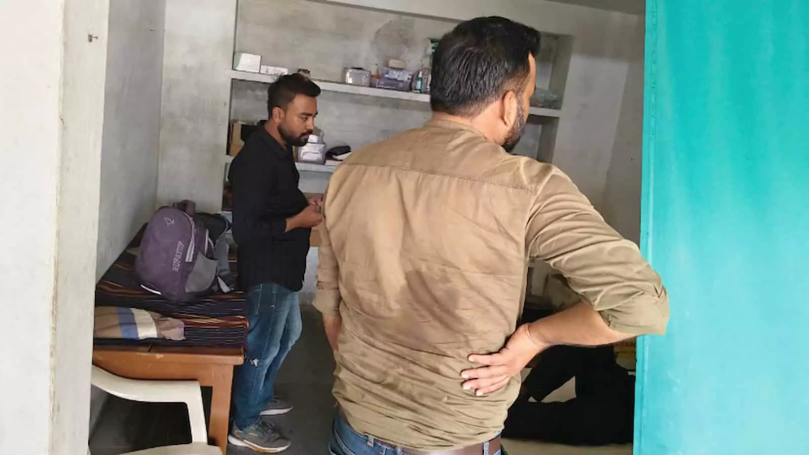 मनावत फला में स्वास्थ्य विभाग की टीम द्वारा अवैध क्लीनिक को सील करने की कार्रवाई की तस्वीर। मनावत फला में स्वास्थ्य विभाग की टीम द्वारा अवैध क्लीनिक को सील करने की कार्रवाई की तस्वीर।