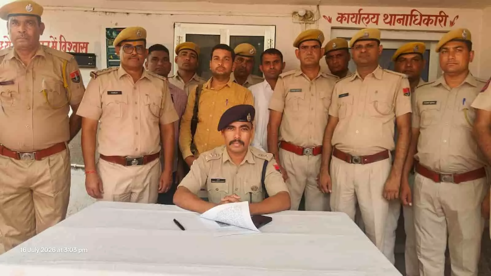 डीग थाना परिसर में पुलिस अधिकारियों की टीम कार्रवाई के बाद जानकारी साझा कर रही है। डीग थाना परिसर में पुलिस अधिकारियों की टीम कार्रवाई के बाद जानकारी साझा कर रही है।