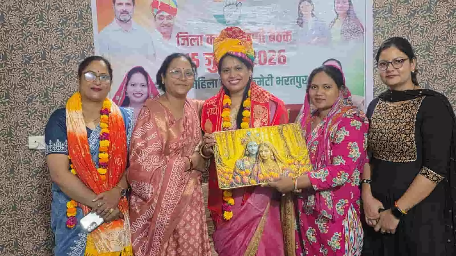 भरतपुर में आयोजित बैठक में महिला कांग्रेस की पदाधिकारी और कार्यकर्ता उपस्थित हैं। भरतपुर में आयोजित बैठक में महिला कांग्रेस की पदाधिकारी और कार्यकर्ता उपस्थित हैं।