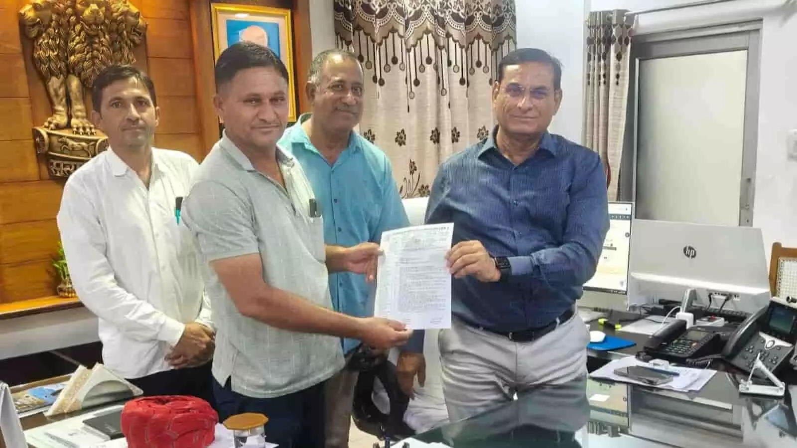 प्रतिनिधि मंडल बीकानेर में अधिकारियों को अपनी मांगों का ज्ञापन सौंप रहे हैं। प्रतिनिधि मंडल बीकानेर में अधिकारियों को अपनी मांगों का ज्ञापन सौंप रहे हैं।