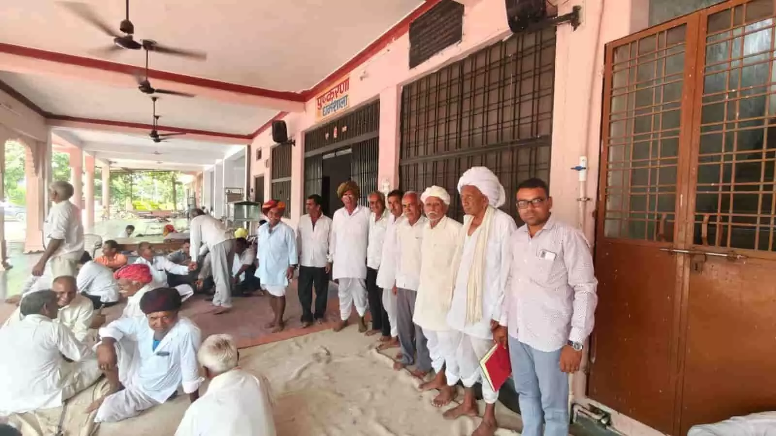 तस्वीर में बड़ी सादड़ी में जाट समाज की बैठक में उपस्थित ग्रामीण और प्रतिनिधि दिख रहे हैं। तस्वीर में बड़ी सादड़ी में जाट समाज की बैठक में उपस्थित ग्रामीण और प्रतिनिधि दिख रहे हैं।