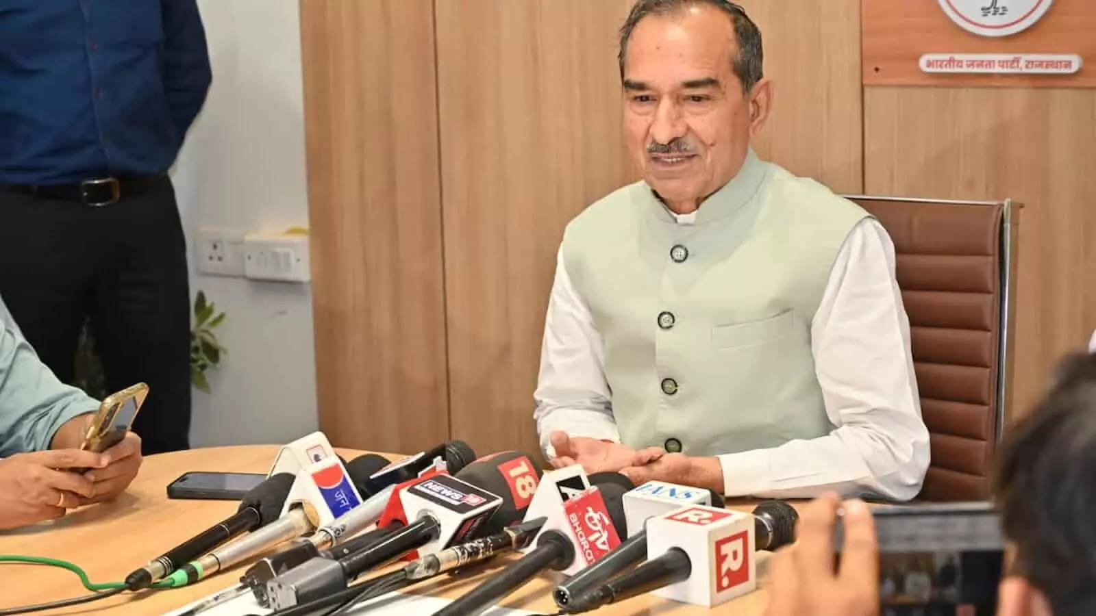 तस्वीर में मदन राठौड़ जयपुर में प्रेस वार्ता के दौरान संबोधित करते दिख रहे हैं। तस्वीर में मदन राठौड़ जयपुर में प्रेस वार्ता के दौरान संबोधित करते दिख रहे हैं।