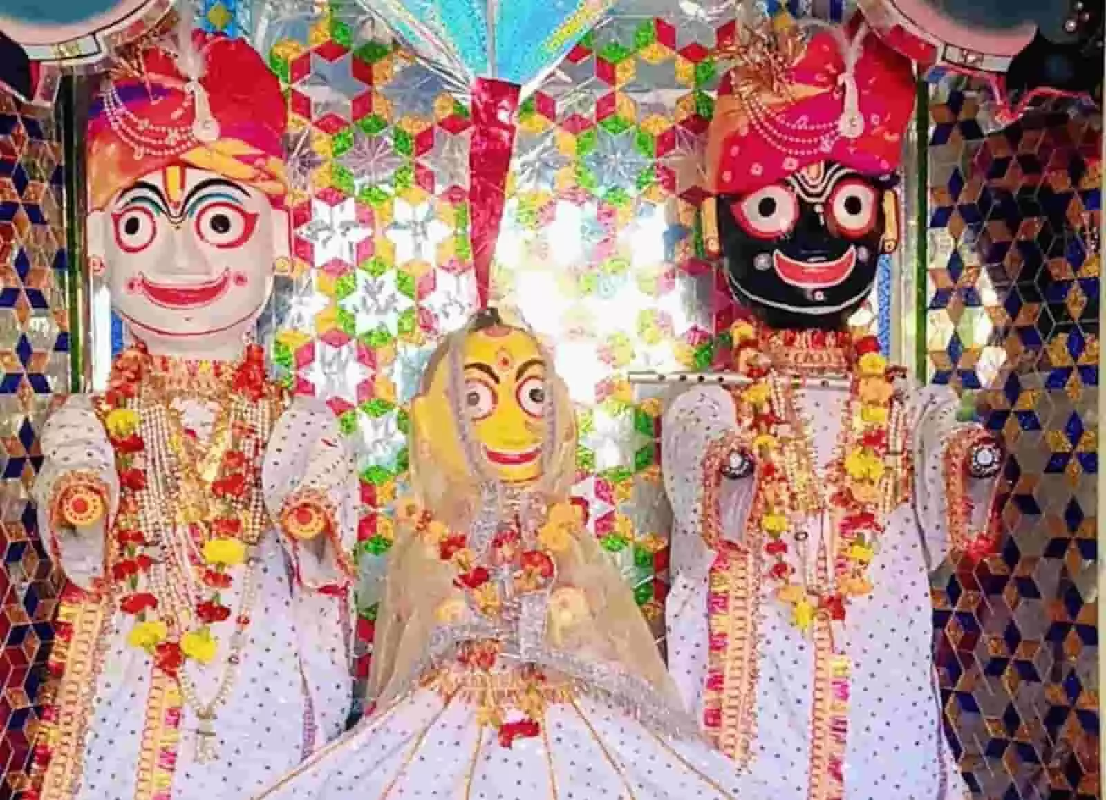 तस्वीर में मंदिर के भीतर सजी हुई भगवान जगन्नाथ की प्रतिमाएं दिखाई दे रही हैं। तस्वीर में मंदिर के भीतर सजी हुई भगवान जगन्नाथ की प्रतिमाएं दिखाई दे रही हैं।
