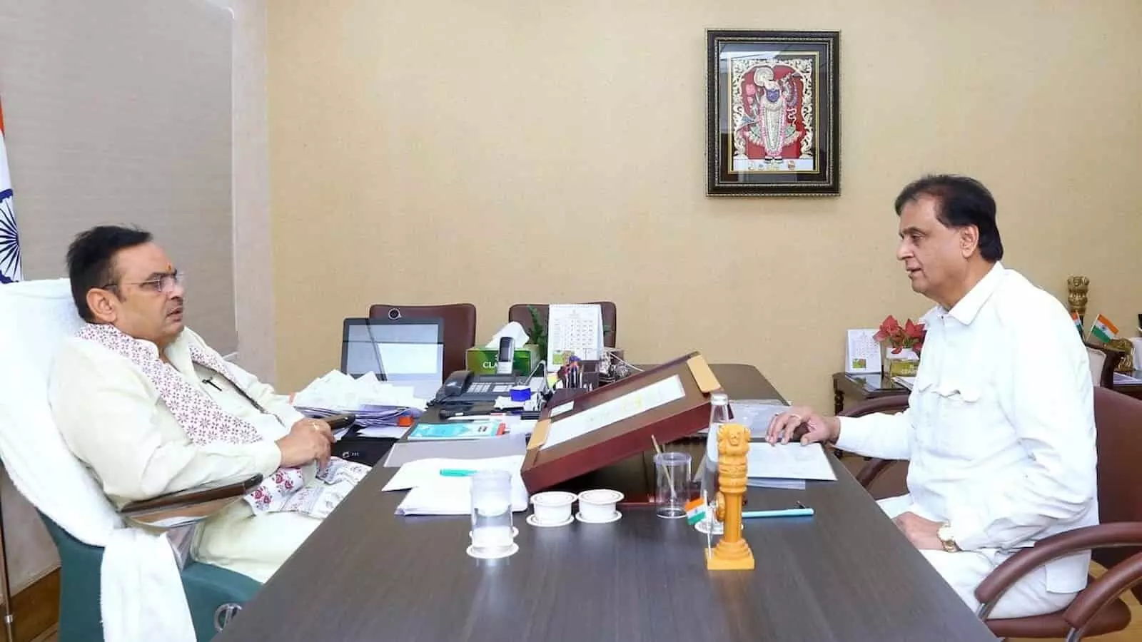 जयपुर में मुख्यमंत्री भजनलाल शर्मा से चर्चा करते हुए विधायक श्रीचंद कृपलानी दिख रहे हैं। जयपुर में मुख्यमंत्री भजनलाल शर्मा से चर्चा करते हुए विधायक श्रीचंद कृपलानी दिख रहे हैं।