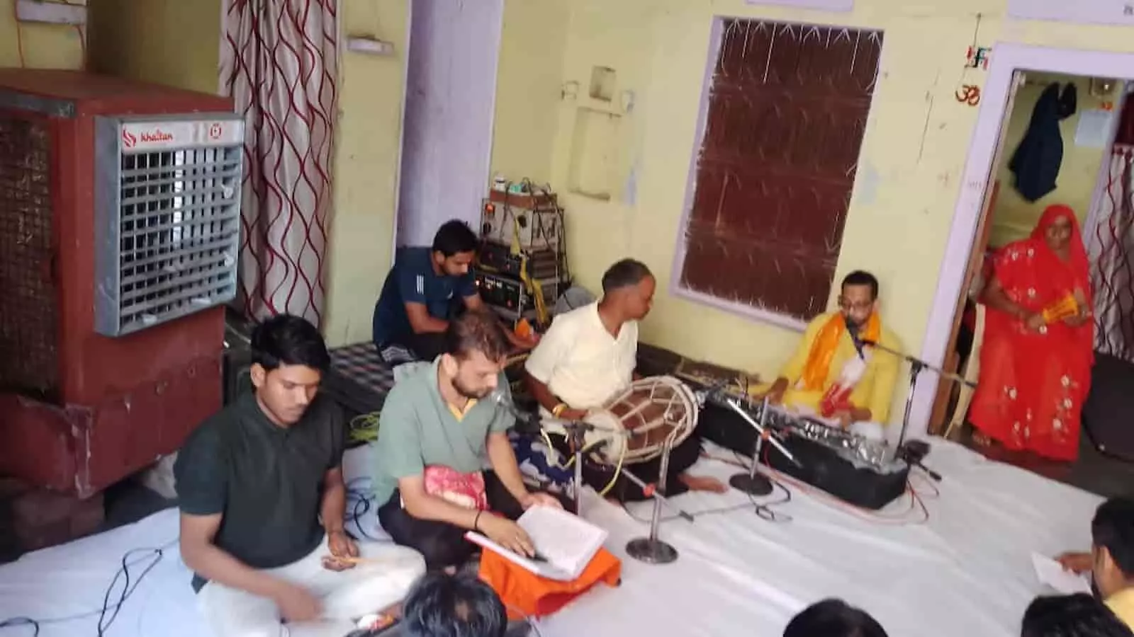 तस्वीर में मंदिर परिसर के अंदर वाद्ययंत्रों के साथ सुंदरकांड पाठ गाते हुए संगीतकार दिखाई दे रहे हैं। तस्वीर में मंदिर परिसर के अंदर वाद्ययंत्रों के साथ सुंदरकांड पाठ गाते हुए संगीतकार दिखाई दे रहे हैं।