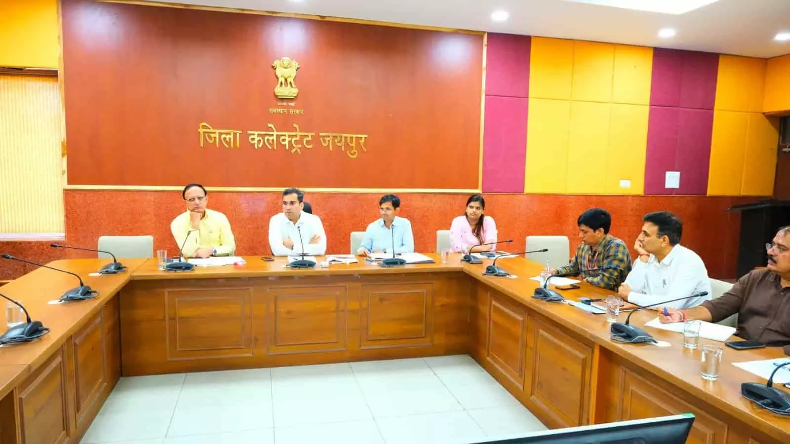 जयपुर कलेक्ट्रेट में वायु प्रदूषण नियंत्रण पर चर्चा करते हुए अधिकारी और कलक्टर। जयपुर कलेक्ट्रेट में वायु प्रदूषण नियंत्रण पर चर्चा करते हुए अधिकारी और कलक्टर।