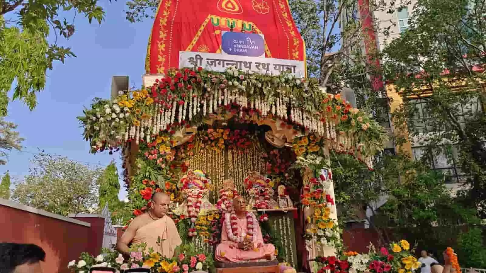 जयपुर में सुसज्जित रथ पर भगवान जगन्नाथ की प्रतिमाओं के साथ भक्त नजर आ रहे हैं। जयपुर में सुसज्जित रथ पर भगवान जगन्नाथ की प्रतिमाओं के साथ भक्त नजर आ रहे हैं।