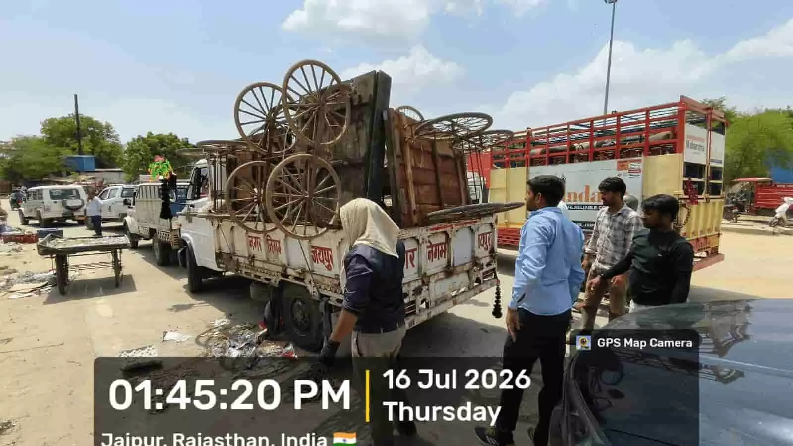 जयपुर के सांगानेर में नगर निगम की टीम द्वारा जब्त सामान से भरा कैंटर खड़ा है। जयपुर के सांगानेर में नगर निगम की टीम द्वारा जब्त सामान से भरा कैंटर खड़ा है।