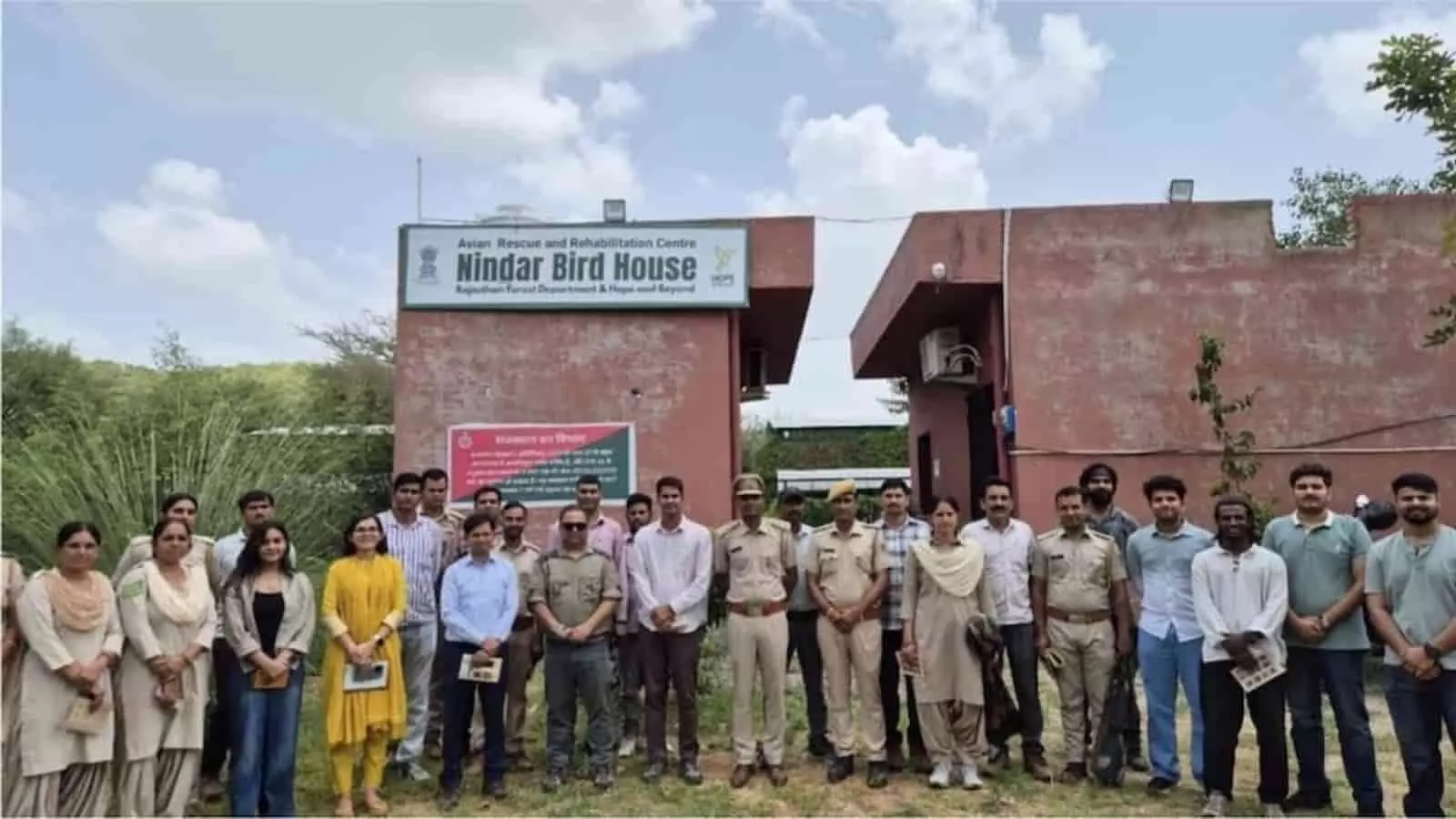 तस्वीर में वन अधिकारी और वनकर्मी जयपुर के पक्षीघर नींदड़ बेनाड़ में प्रशिक्षण के दौरान दिखाई दे रहे हैं। तस्वीर में वन अधिकारी और वनकर्मी जयपुर के पक्षीघर नींदड़ बेनाड़ में प्रशिक्षण के दौरान दिखाई दे रहे हैं।