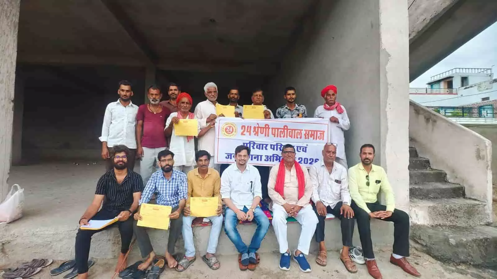 देवियों की मेरड़ा में पालीवाल समाज के लोग जनगणना अभियान के बैनर के साथ बैठे हैं। देवियों की मेरड़ा में पालीवाल समाज के लोग जनगणना अभियान के बैनर के साथ बैठे हैं।