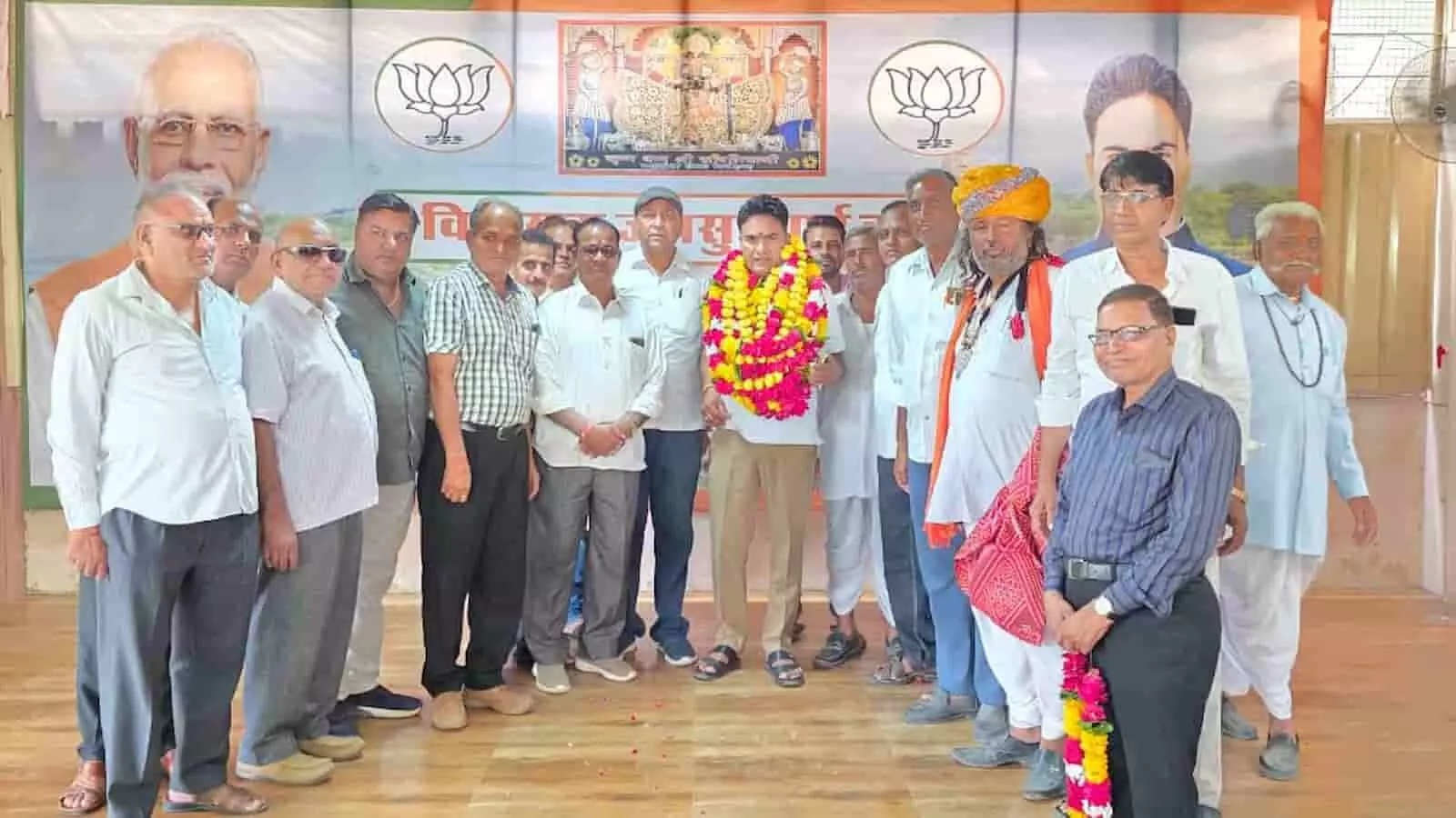 विधायक चंद्रभान सिंह आक्या माला पहने हुए लोगों के समूह के साथ खड़े हैं।