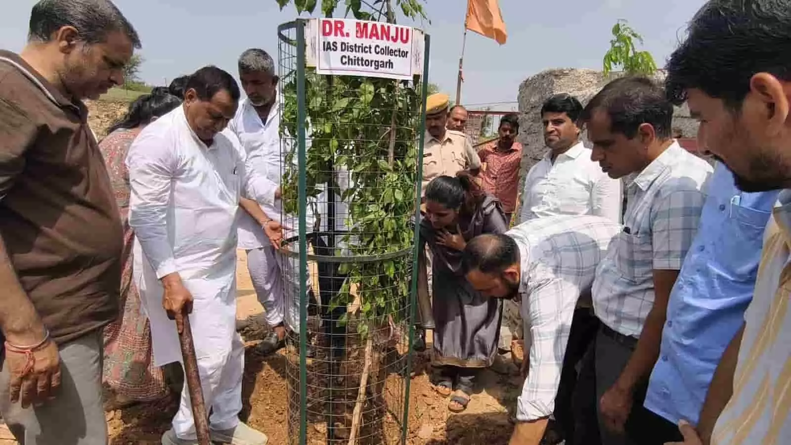 जिला कलक्टर डॉ. मंजू चित्तौड़गढ़ के अनगढ़ बावजी में पौधा लगाती हुई।