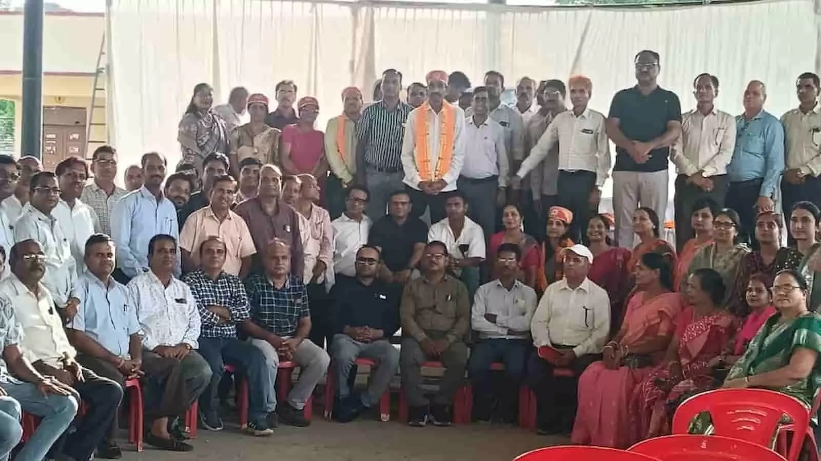 विदाई समारोह में उपस्थित शिक्षा विभाग के अधिकारी और प्रधानाचार्य निंबाहेड़ा में। विदाई समारोह में उपस्थित शिक्षा विभाग के अधिकारी और प्रधानाचार्य निंबाहेड़ा में।