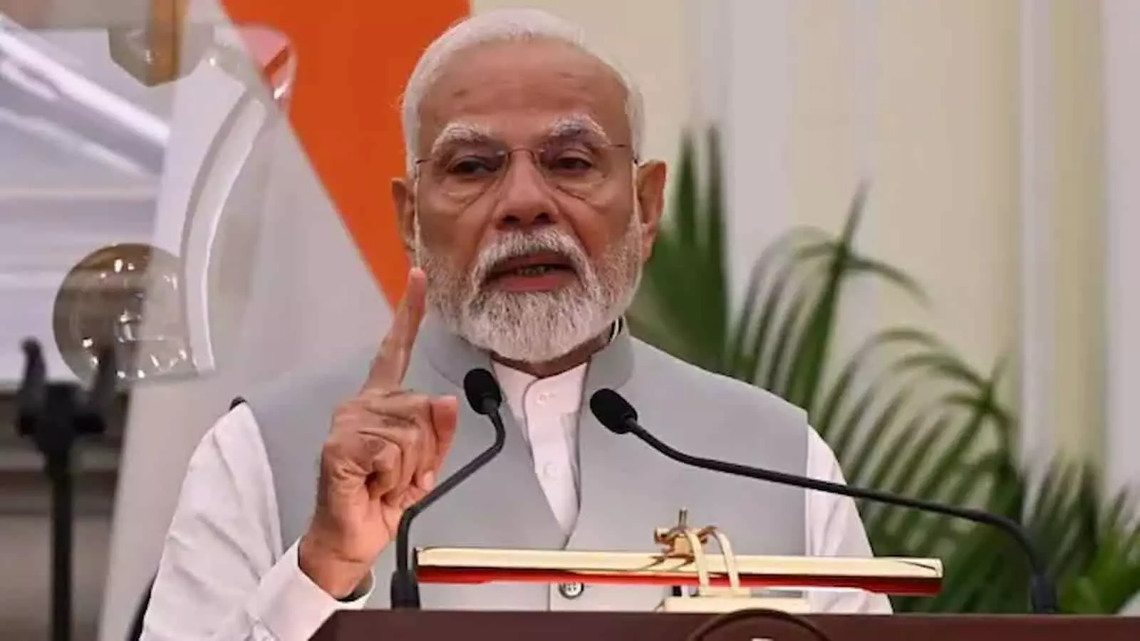 तस्वीर में प्रधानमंत्री नरेंद्र मोदी पोडियम पर खड़े होकर बोलते हुए दिखाई दे रहे हैं। तस्वीर में प्रधानमंत्री नरेंद्र मोदी पोडियम पर खड़े होकर बोलते हुए दिखाई दे रहे हैं।